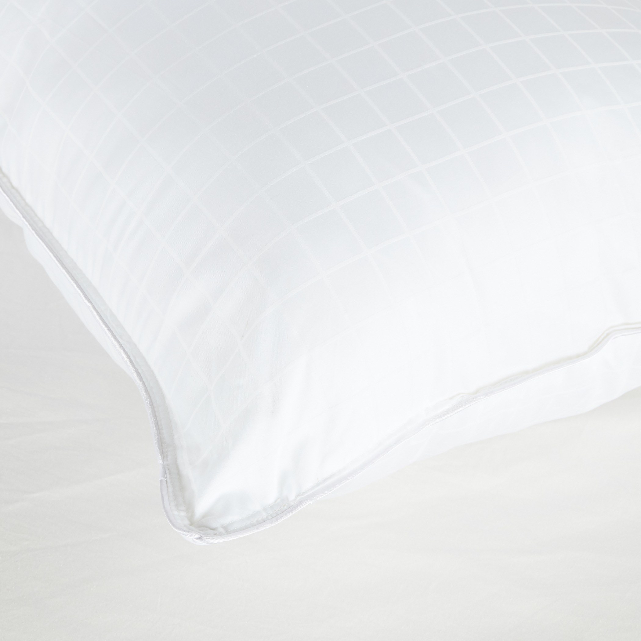 وسادة واحدة بحشوة بديل زغب الريش مضادة للحساسية - إندولجنس - 50x75 سم-household-bedding-pillows-image-2