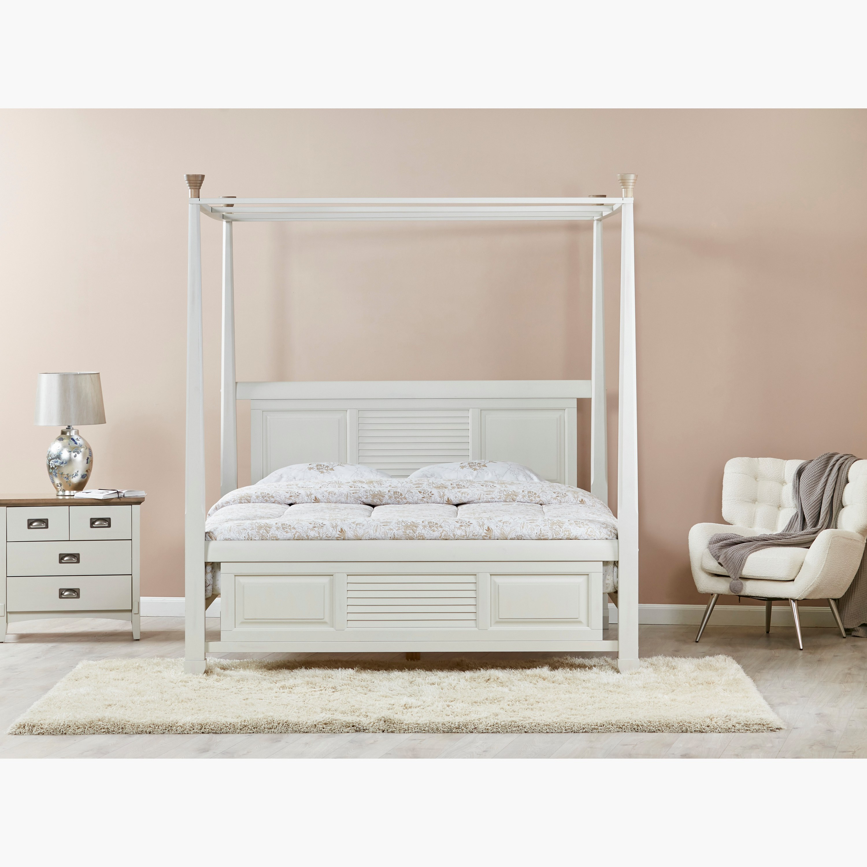 White four deals poster bed king