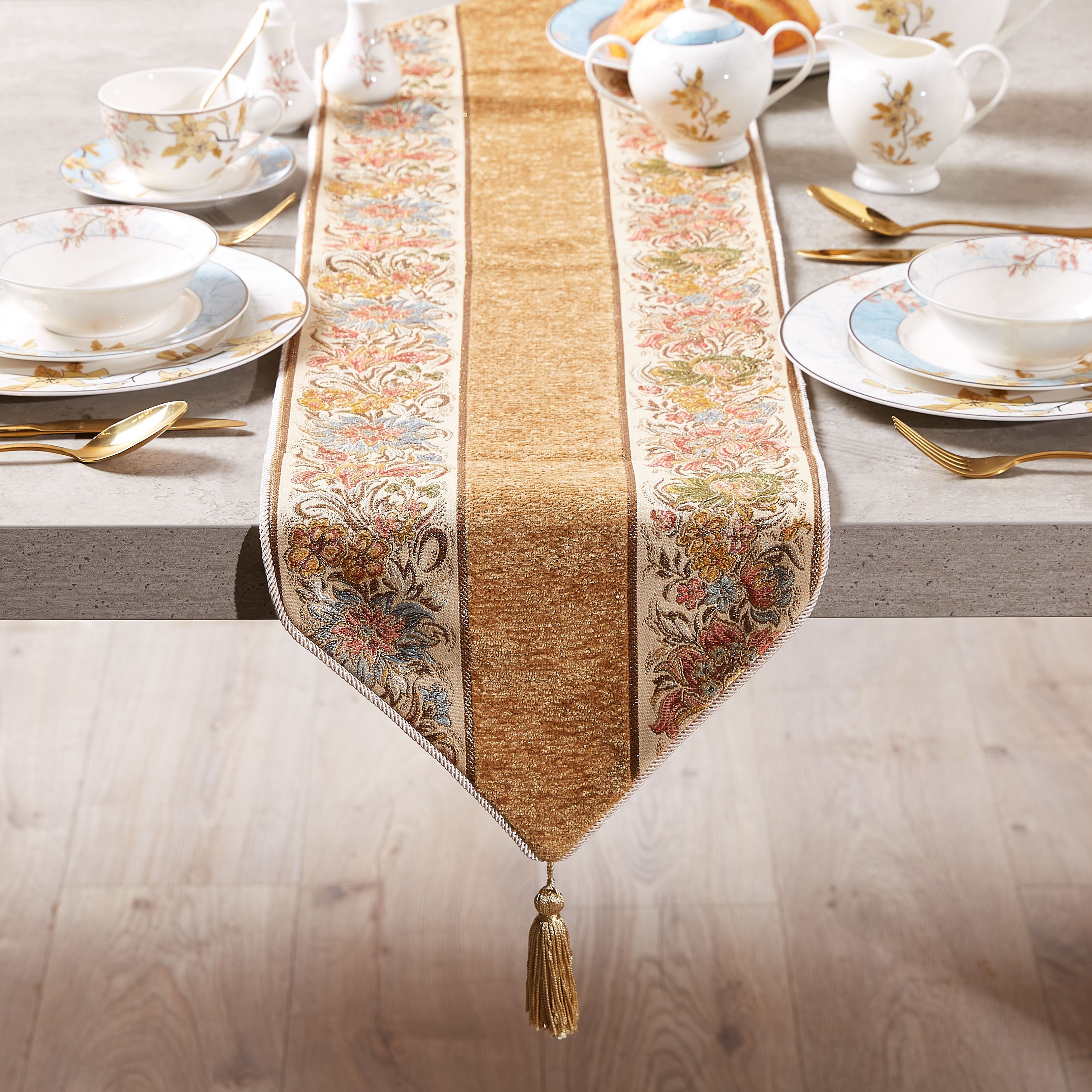 مفرش طاولة جاكار من ماجوليكا-household-dining-tablelinen-runnersandtablecovers-image-1