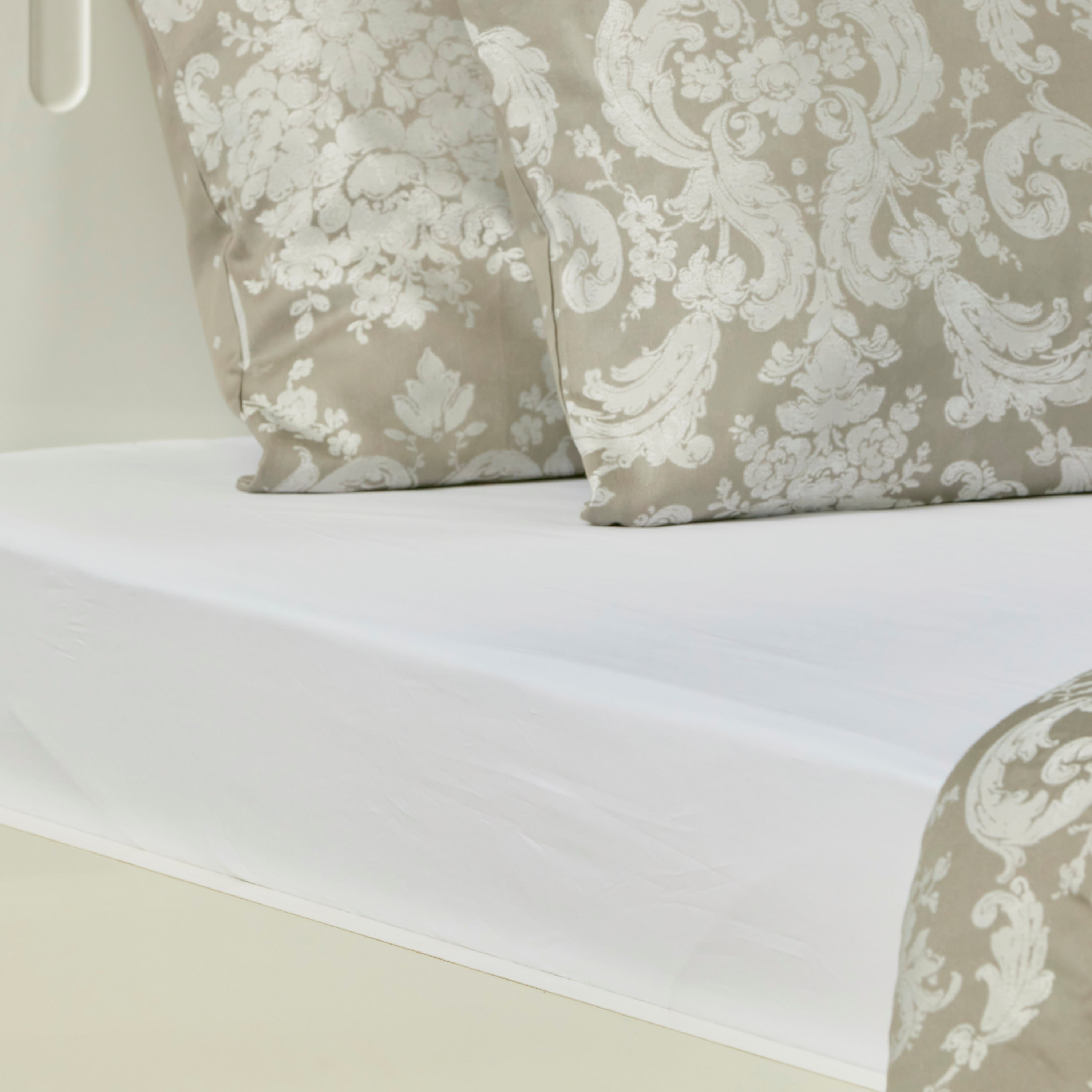 Bellagio Fitted Sheet - 120x200 cm-babyandkids-beddingandwindows-bedding-fittedandflatsheets-image-1