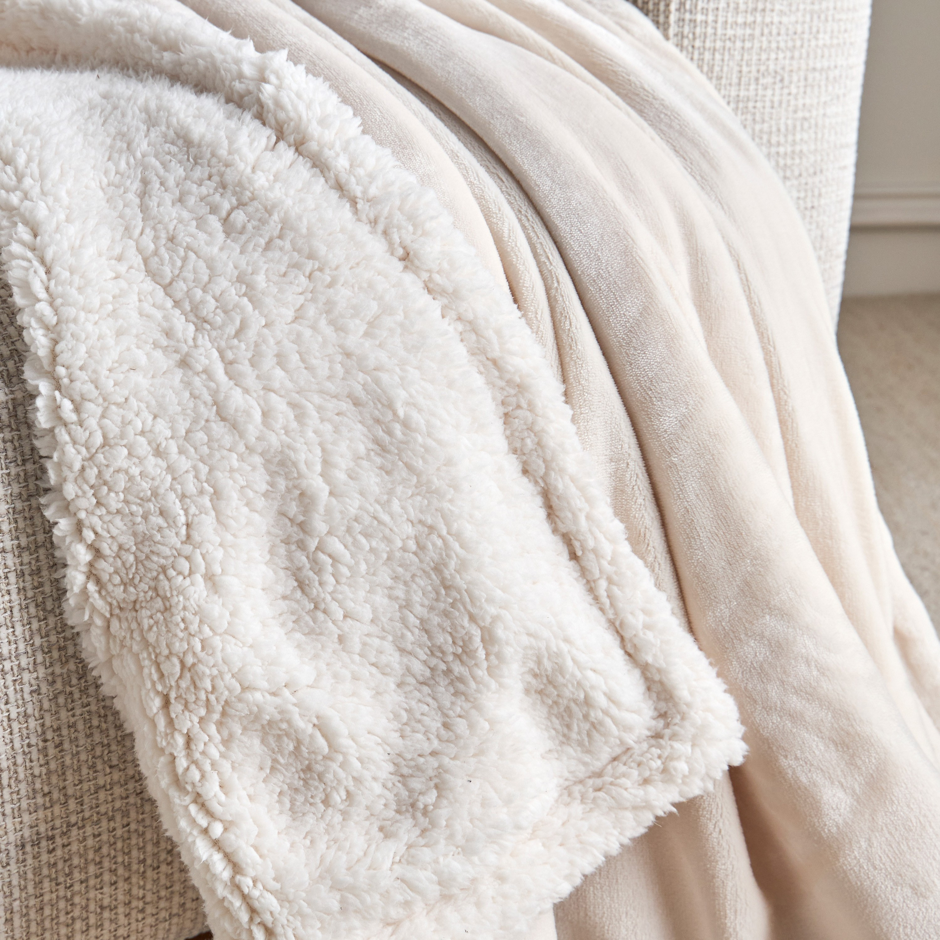 Cloud Cosy Plush Blanket - 150x200 cms-household-cushionsandthrows-throwsandblankets-blankets-image-2