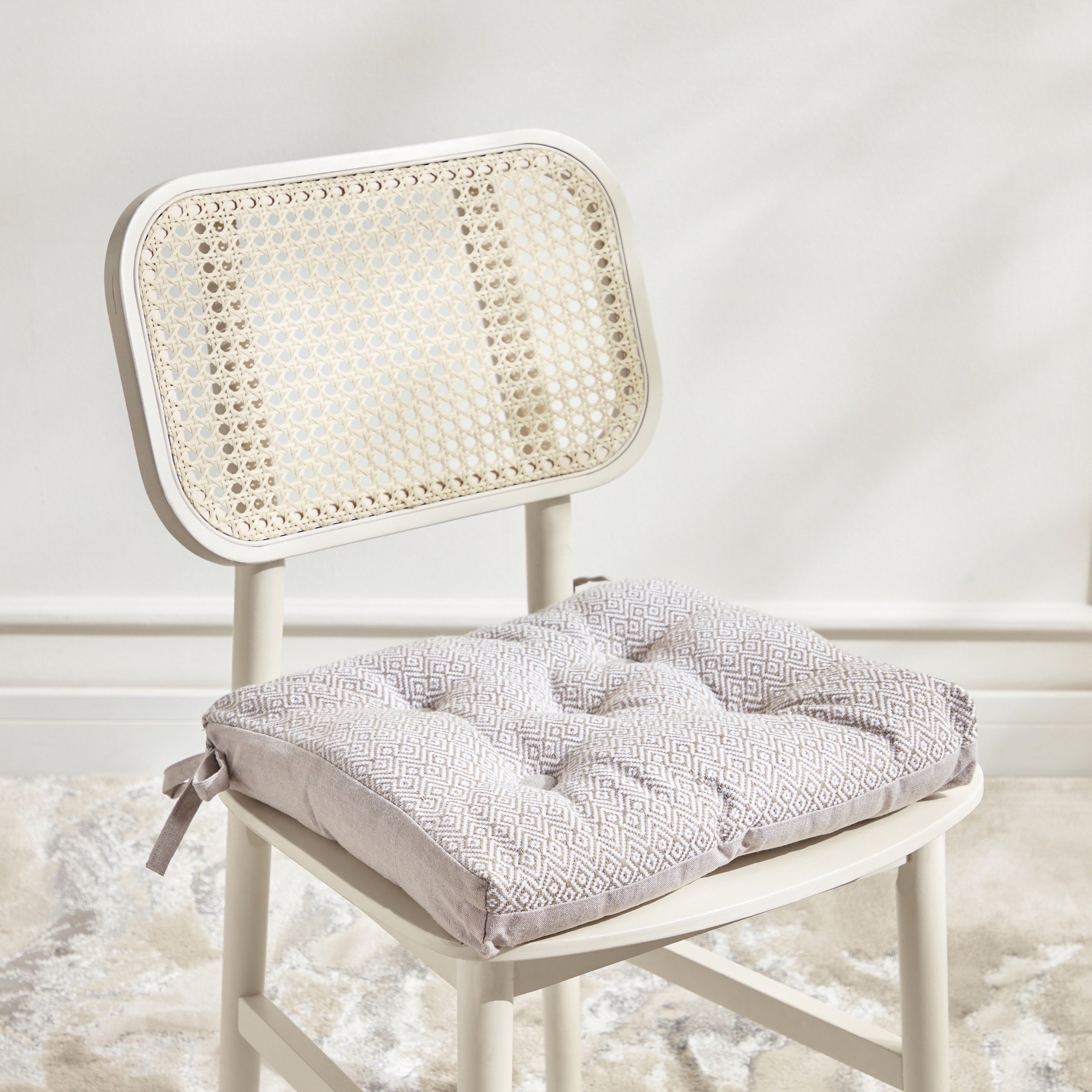 Diamond Embroidered Chair Pad with Tie Ups - 40x40 cms