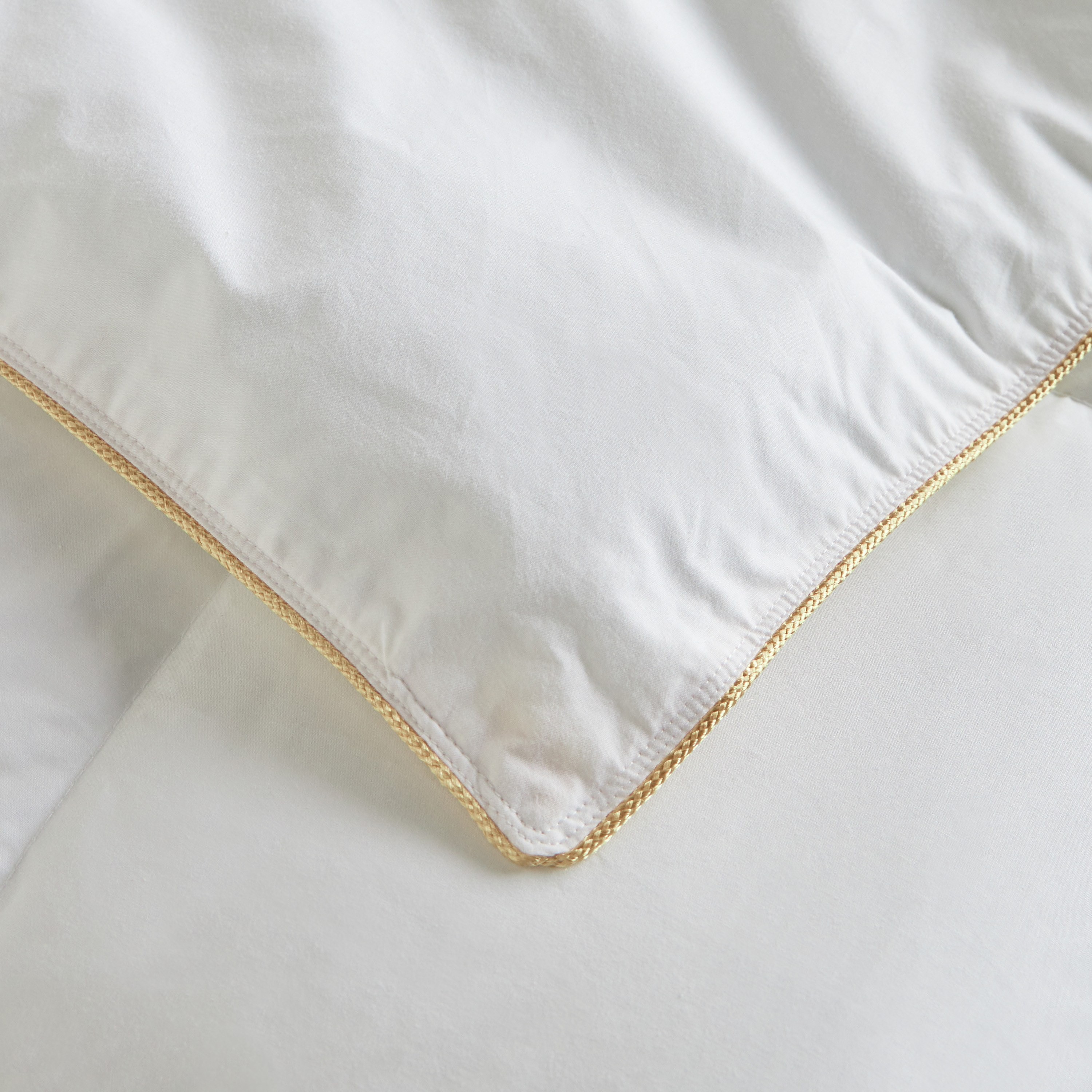 لحاف كينج متوسط الدفء من بديل الريش - ميكرو - 230x220 سم-household-bedding-duvetandcovers-duvets-image-4