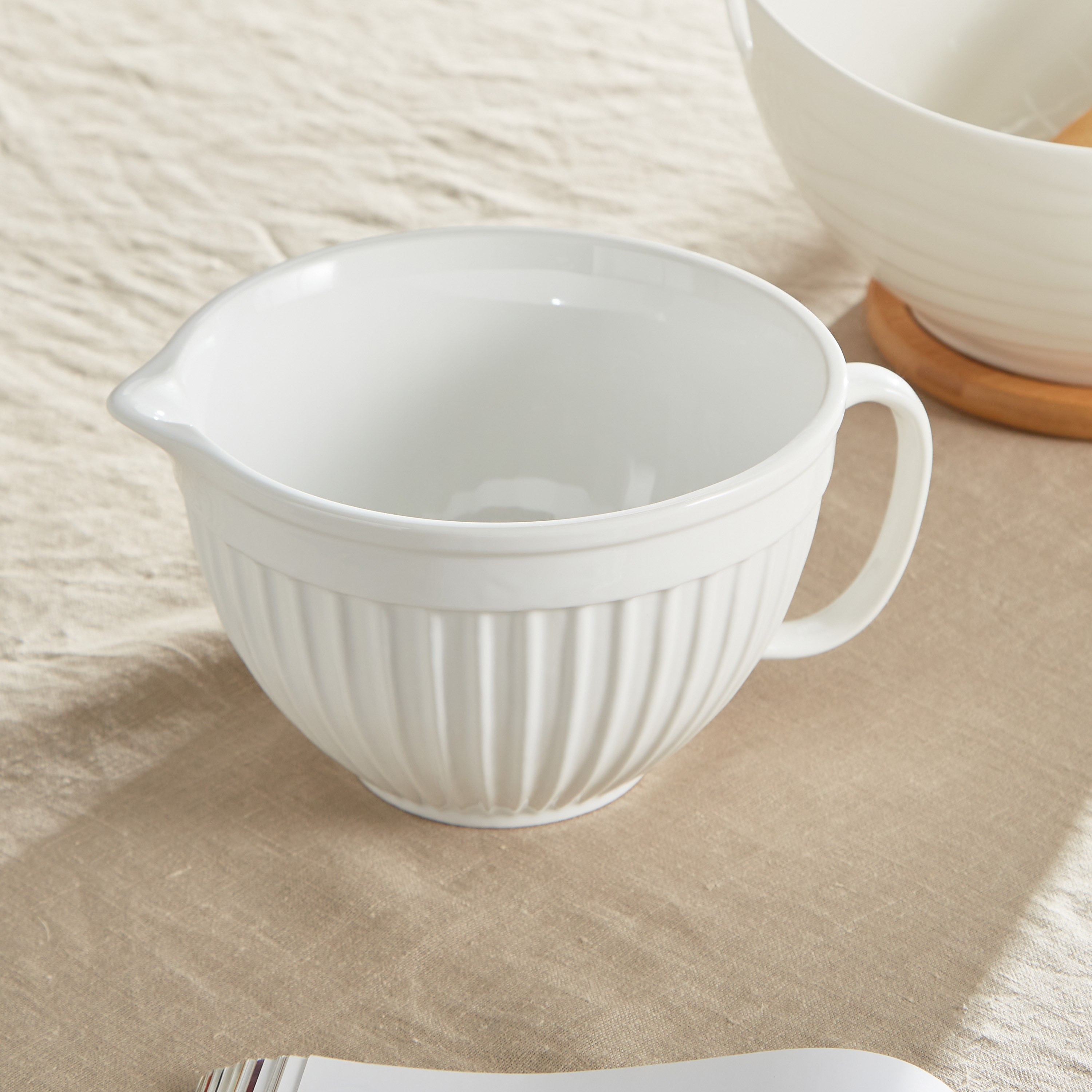 ceramic mixing bowl with handle