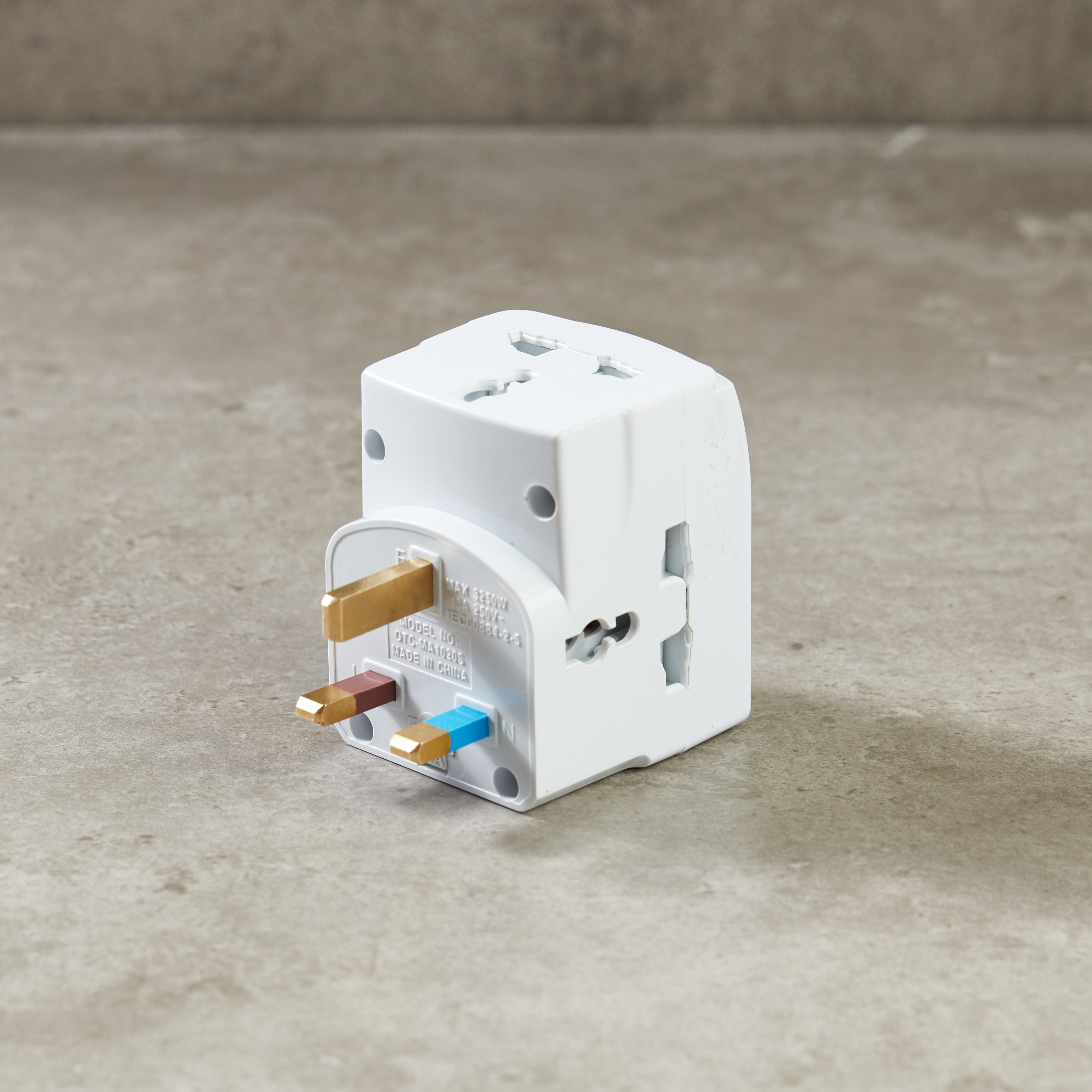 Oshtraco 3-Way Universal Adaptor with Multi Switches-household-lighting-electricalaccessories-image-2