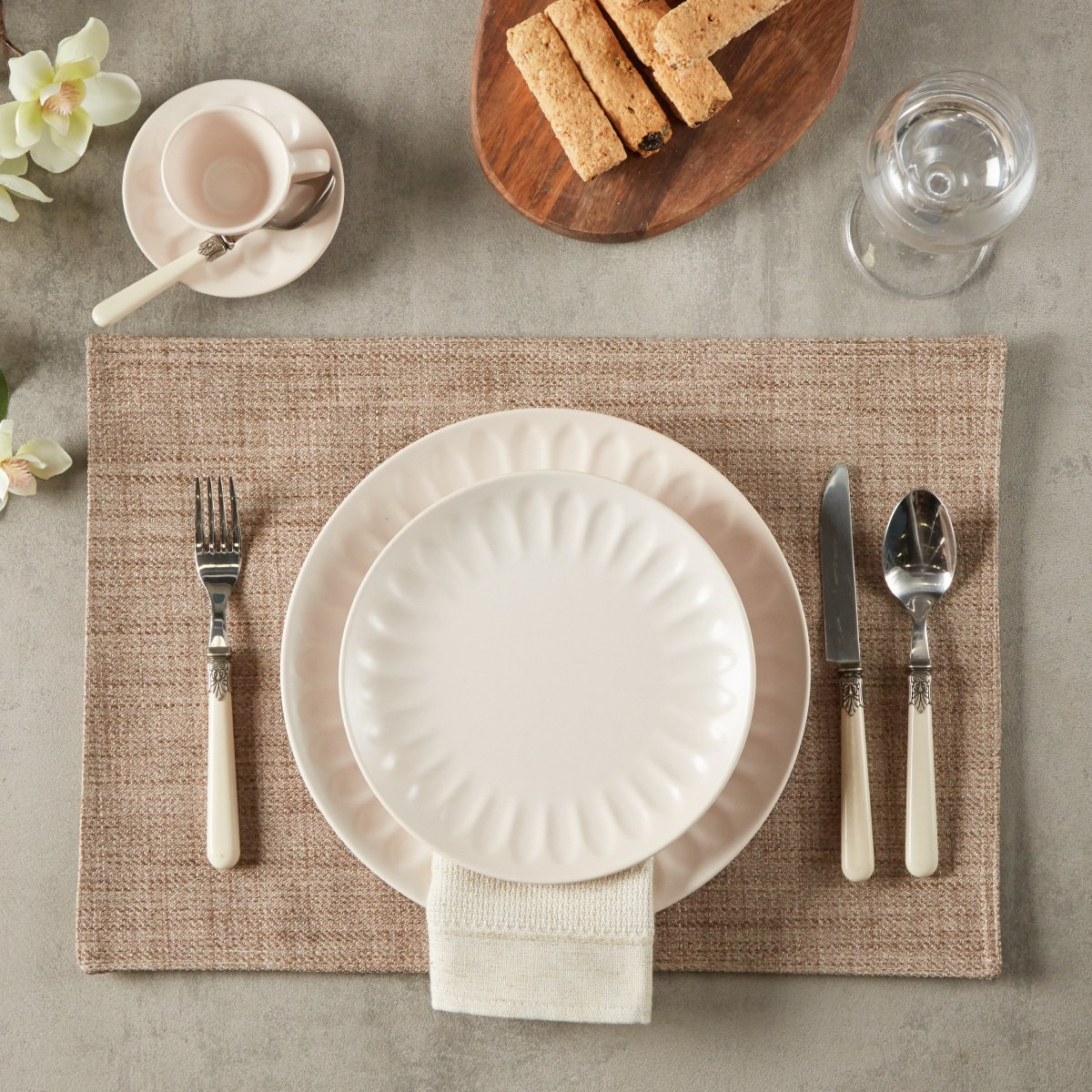 لبادة صحون بارزة الملمس من إيتيرنو- طقم من 4 قطع-household-dining-tablelinen-placemats-image-3