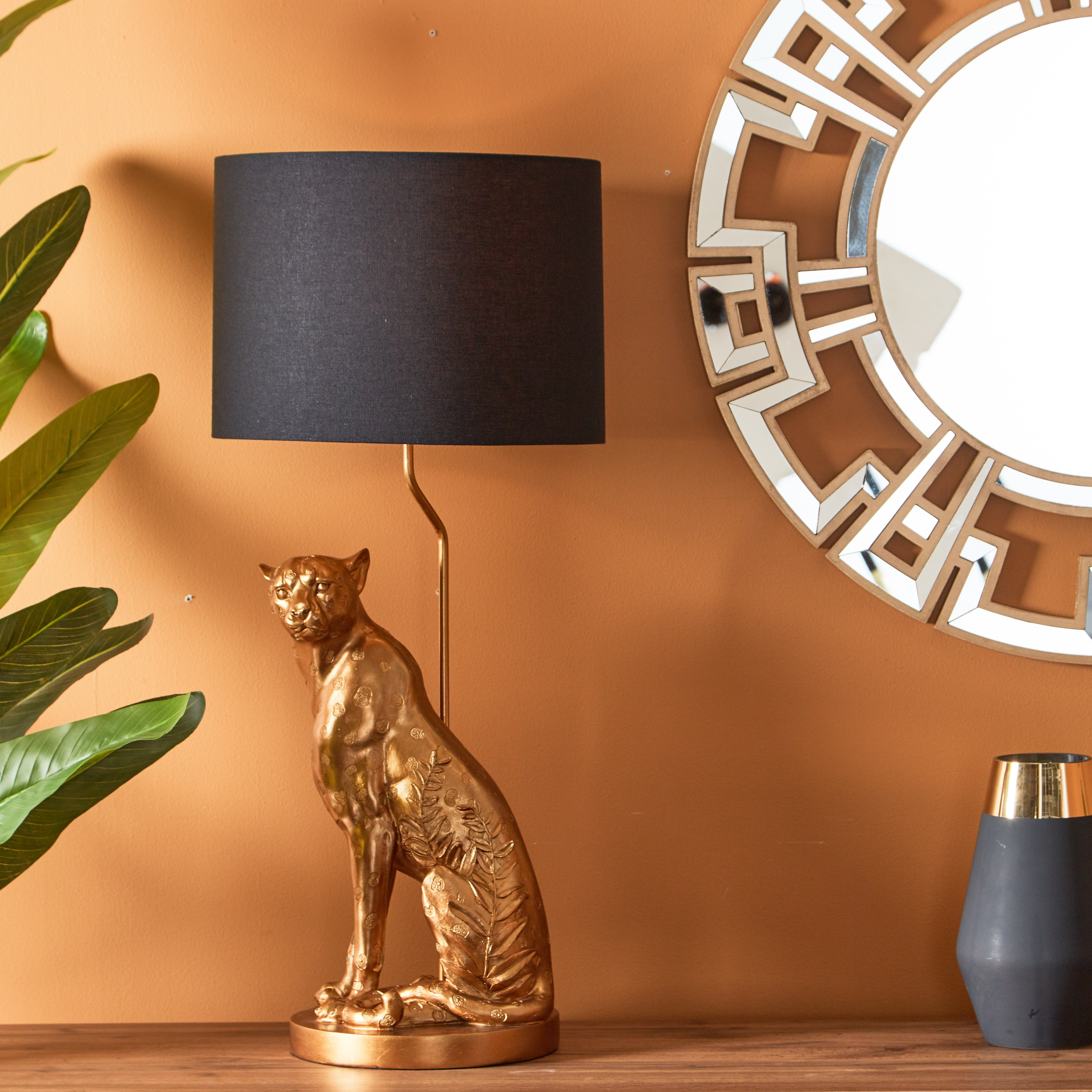 Textured store table lamp