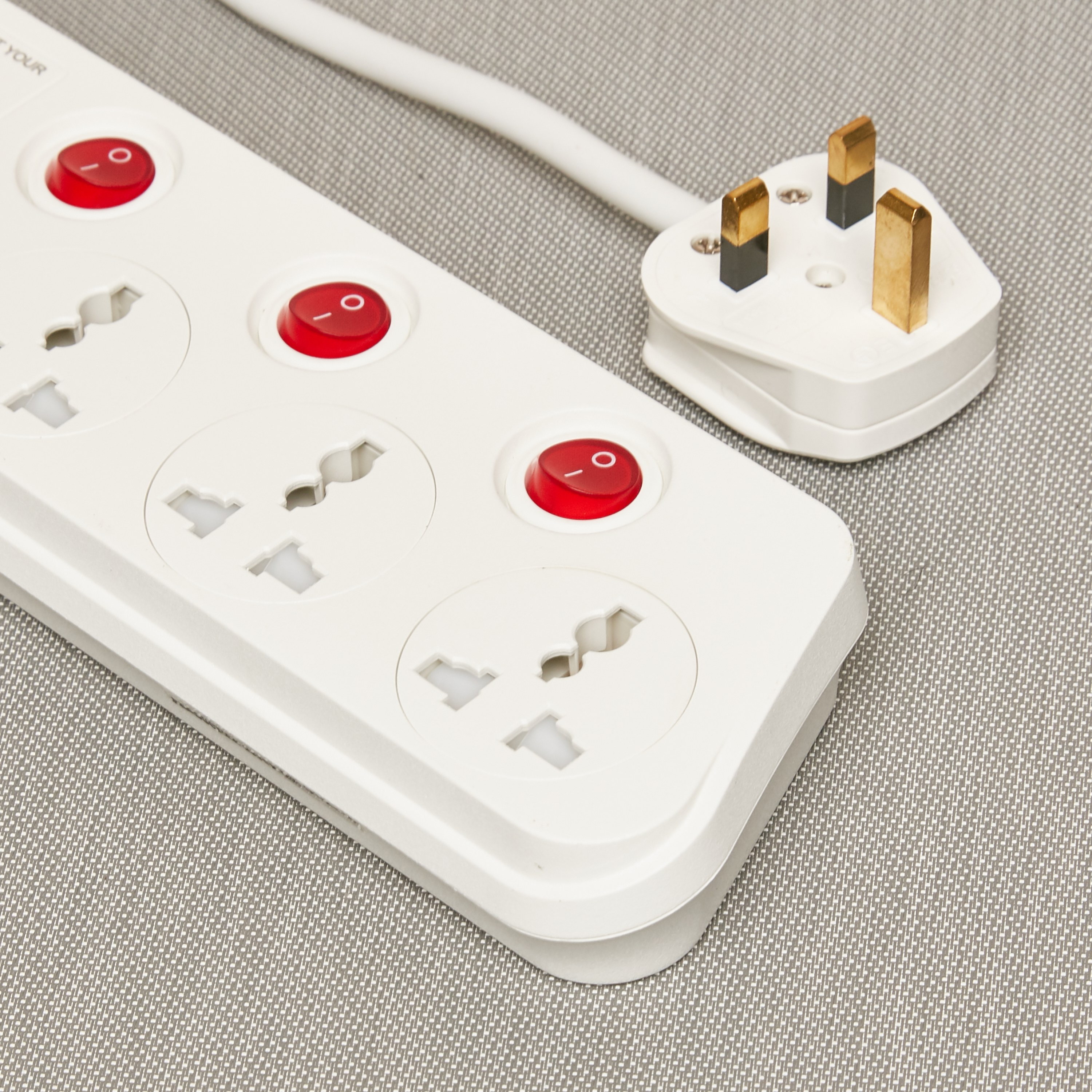 Oshtraco 3-Way Universal Switched Socket with 2 Metre Cord-household-lighting-electricalaccessories-image-2