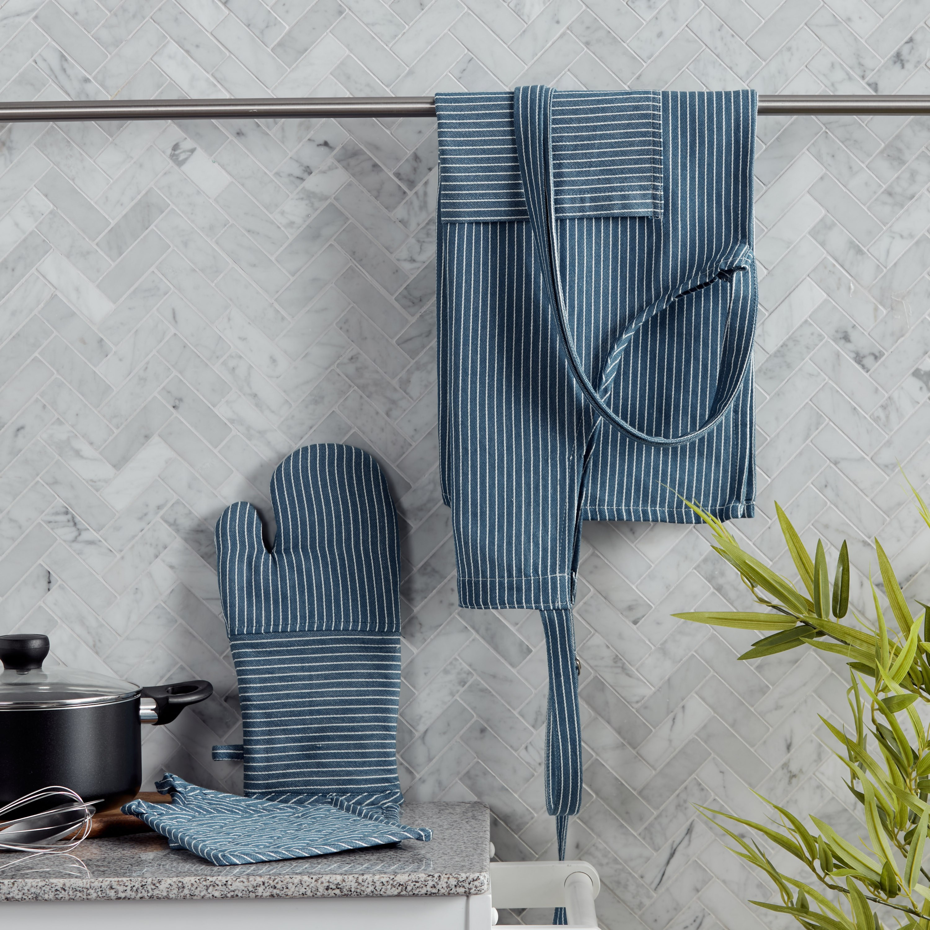قفازات فرن مقلّمة من تويل-household-kitchen-kitchenlinen-apronsmittsandpotholders-image-4