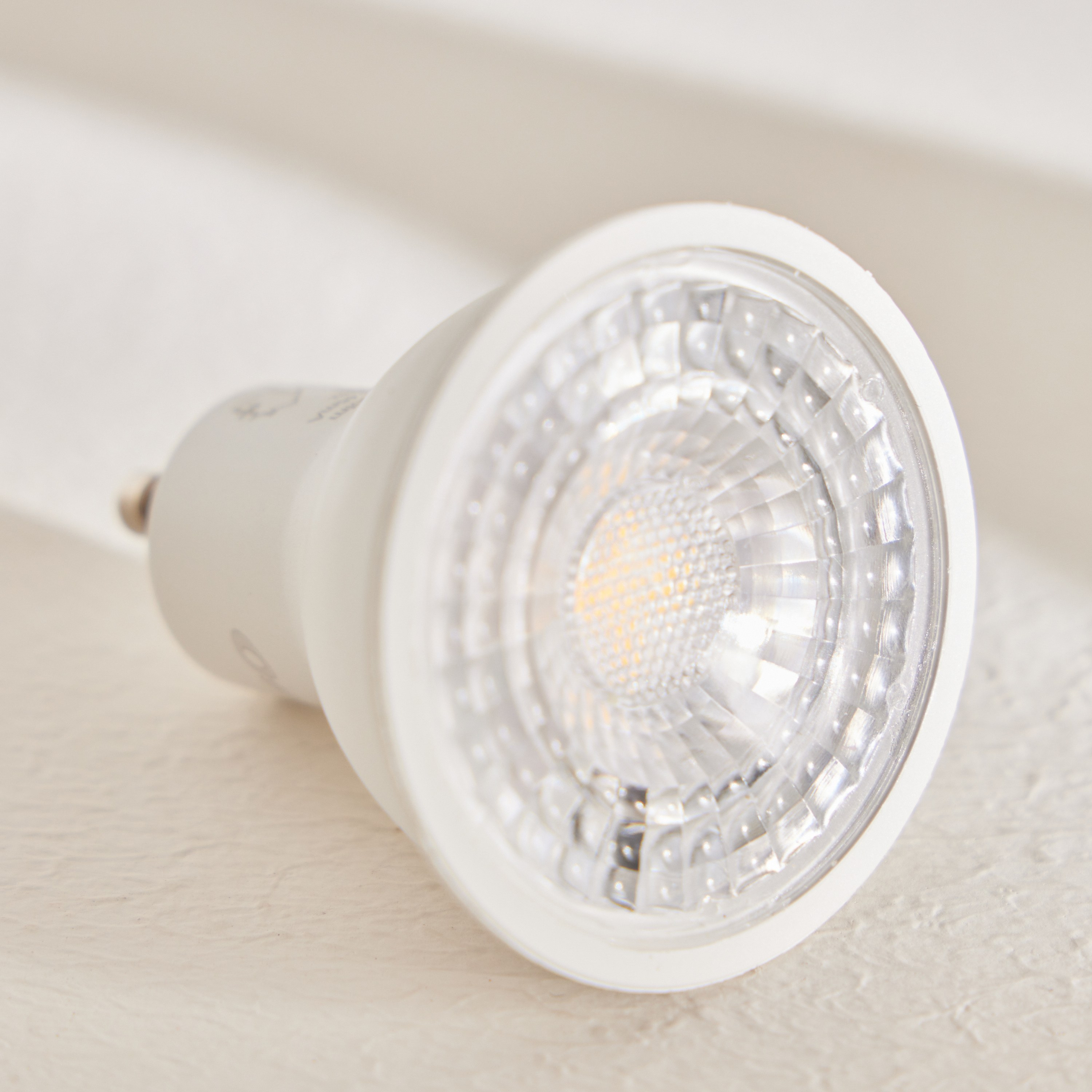 مصباح إل إي دي - 5 واط 350 لومين أبيض دافئ - أوشتراكو-household-lighting-bulbsandbatteries-bulbs-image-2