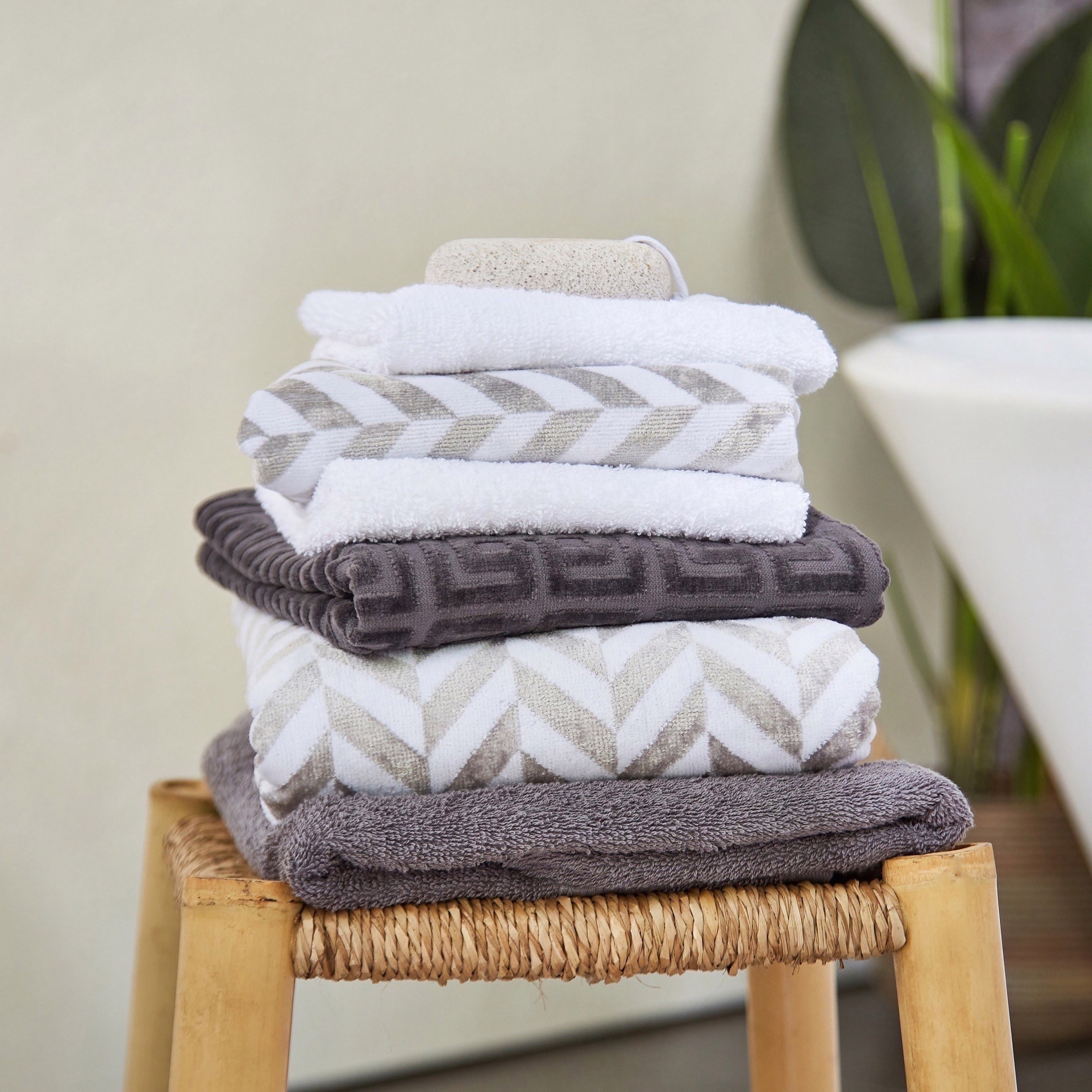 Shop Infinity Chevron Luxe Hand Towel 50x90 cm Online Homecentre Oman