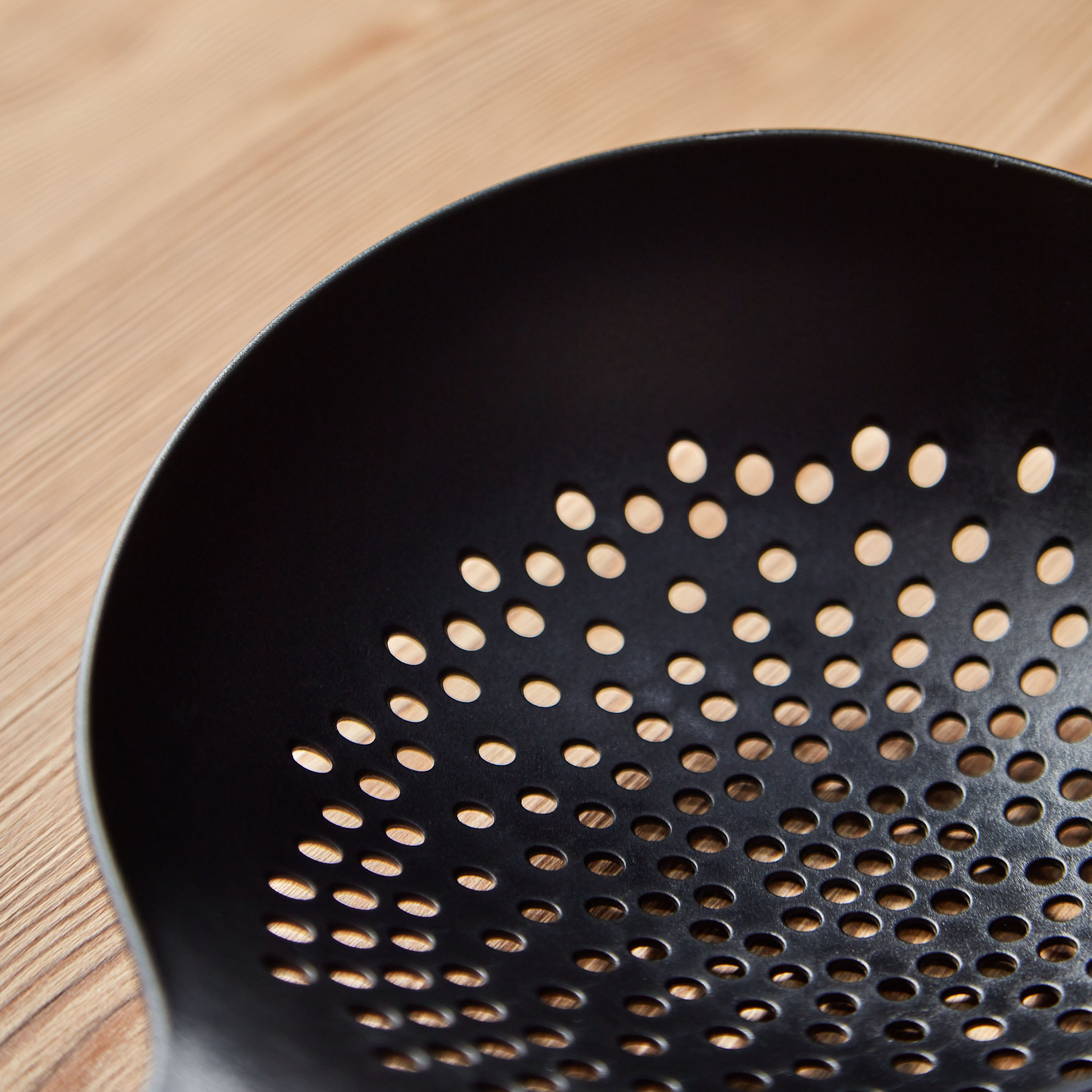 Essential Strainer-household-kitchen-kitchentoolsandutensils-colandersandstrainers-image-3