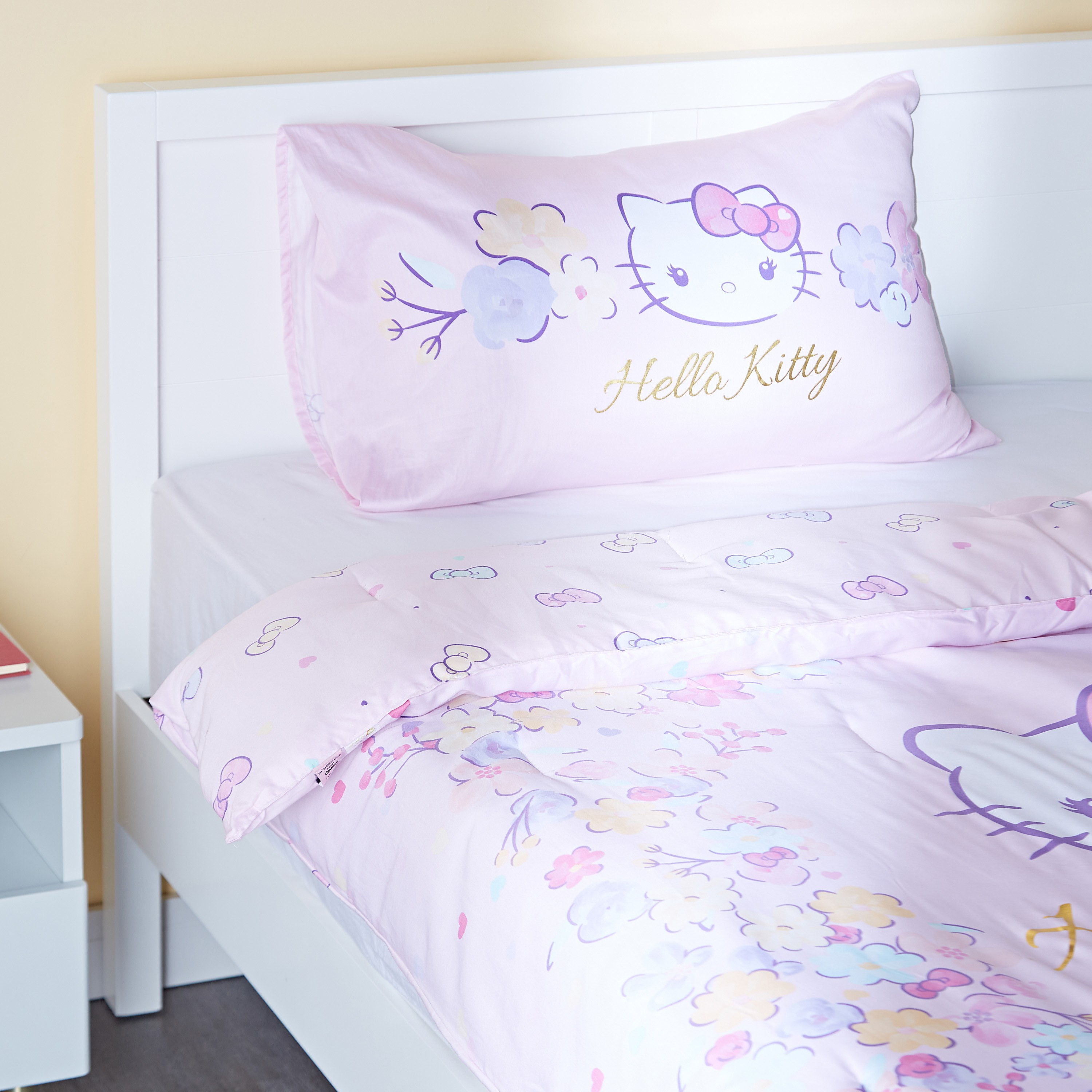 طقم لحاف فردي قطعتين بتصميم أزهار 135x220 سم - هالو كيتي-babyandkids-beddingandwindows-bedding-comforters-image-3