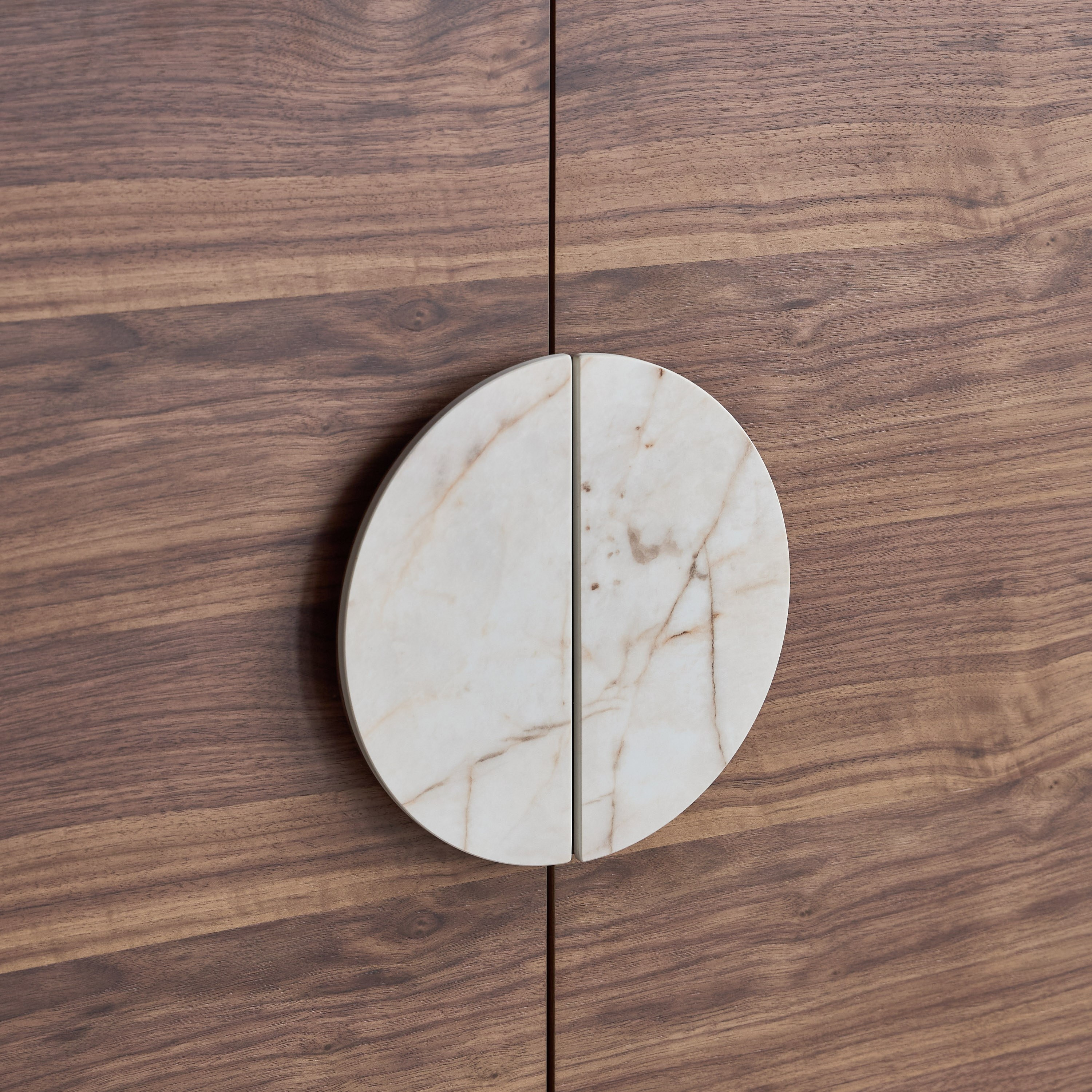 بوفيه - نويڤو-furniture-diningroom-buffethutchesandcurios-image-5