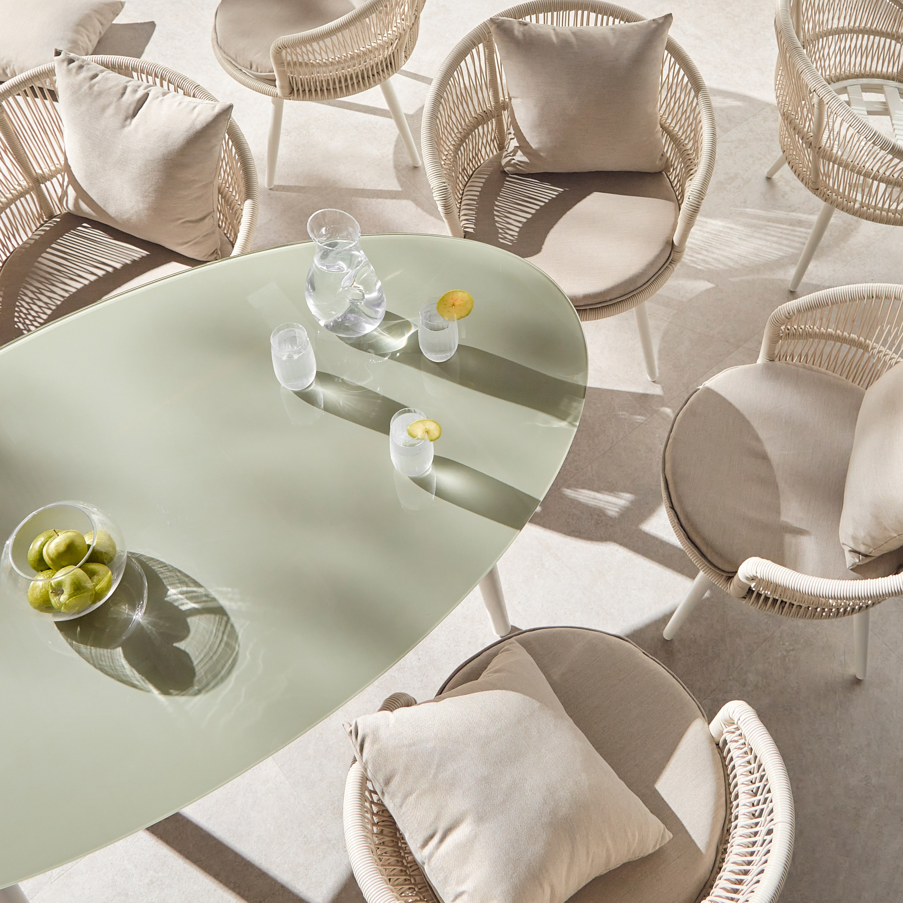 Outdoor dining outlet tableware