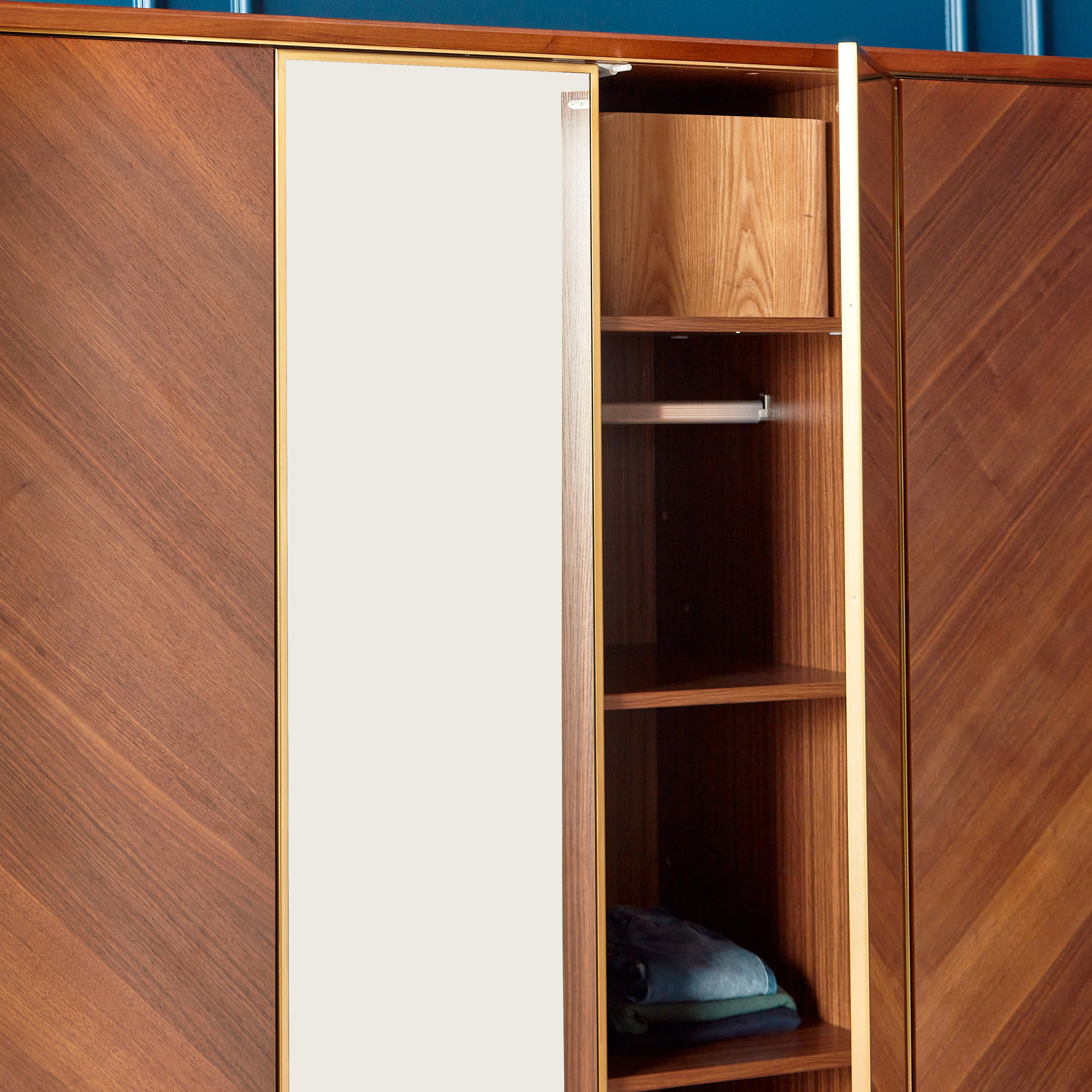 | خزانة ملابس 6 أبواب بأدراج - ريفايند فينتاج