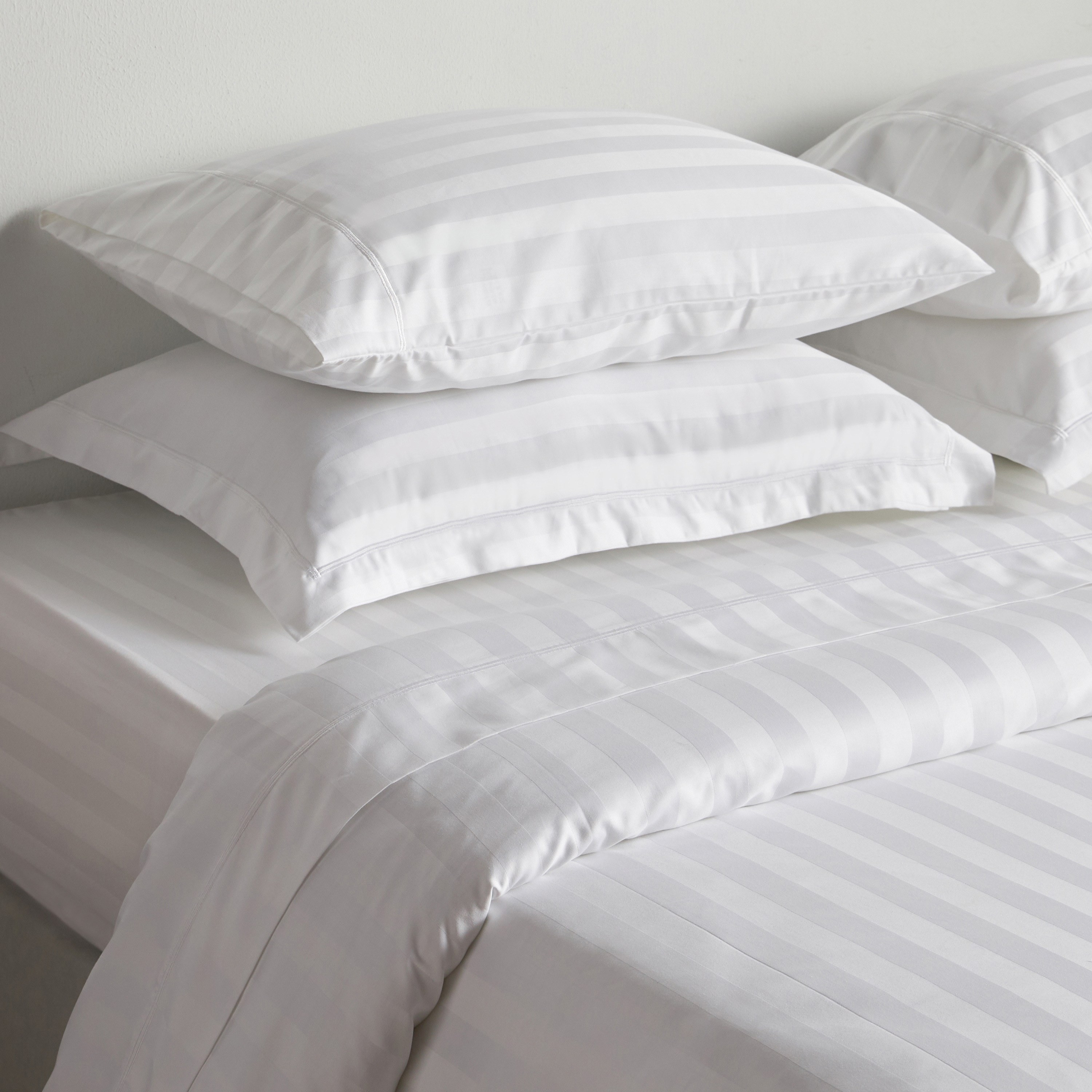 شرشف مطاطي كوين قطن ساتن بيما بعدد خيوط 525 - ساتن سترايب - 160x200 سم-household-bedding-sheetsandpillowcases-fittedsheets-image-1