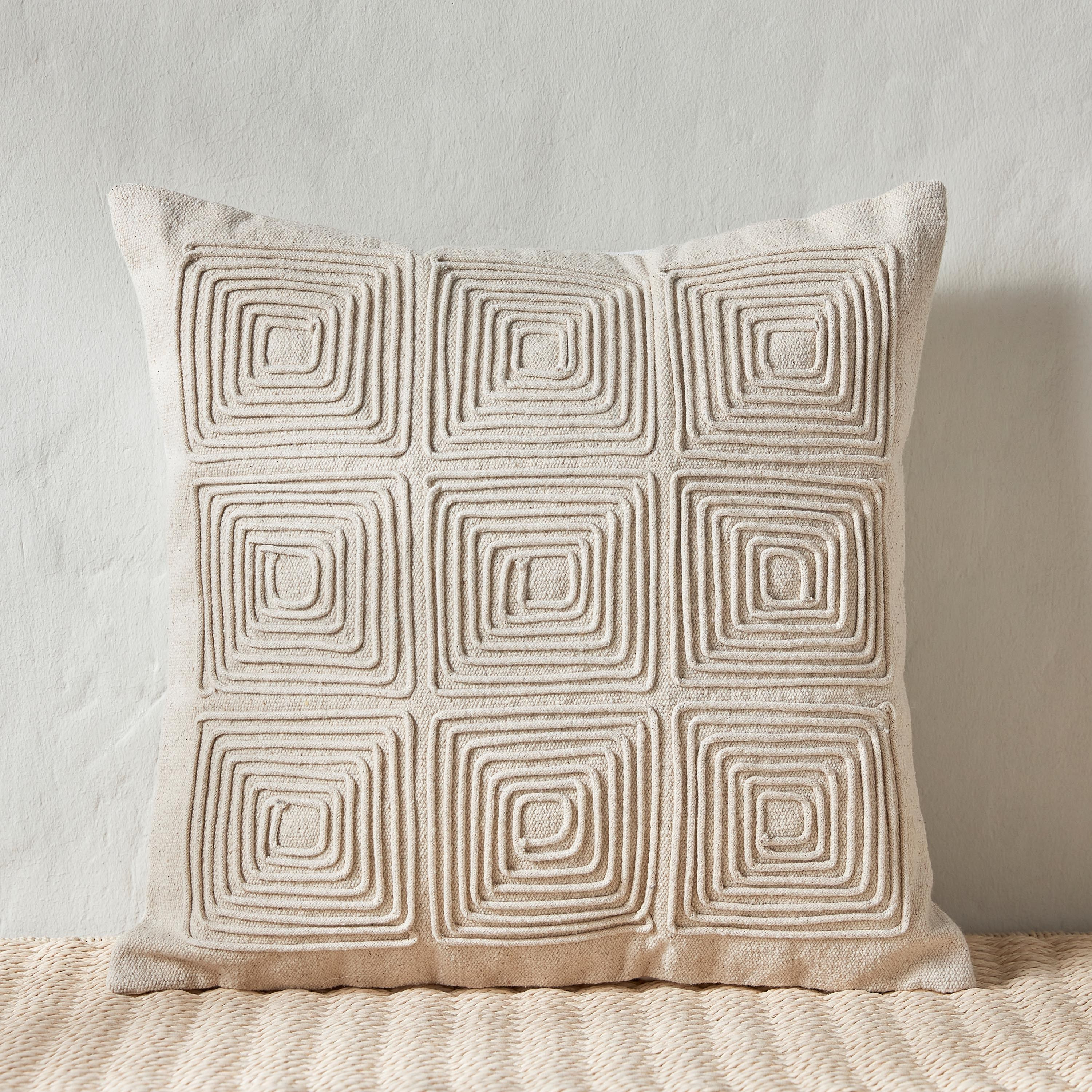 وسادة محشوة - بلوك سويرل - 45x45 سم-household-cushionsandthrows-filledcushions-decorativecushions-image-1