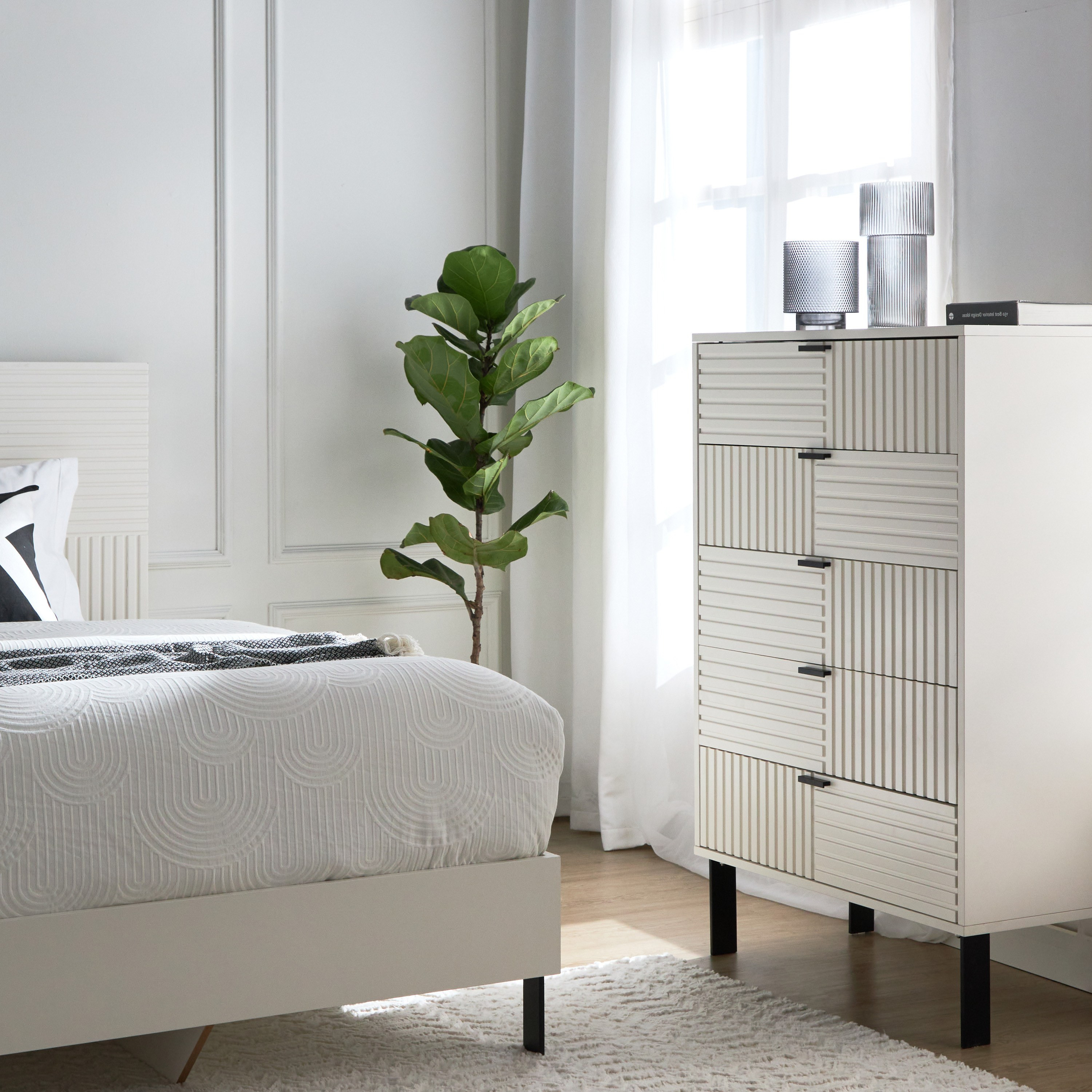 ⭐️ホワイトチェスト⭐️送料無料⭐️ Shop Stark Chest of 5-Drawers | Home Centre KSA