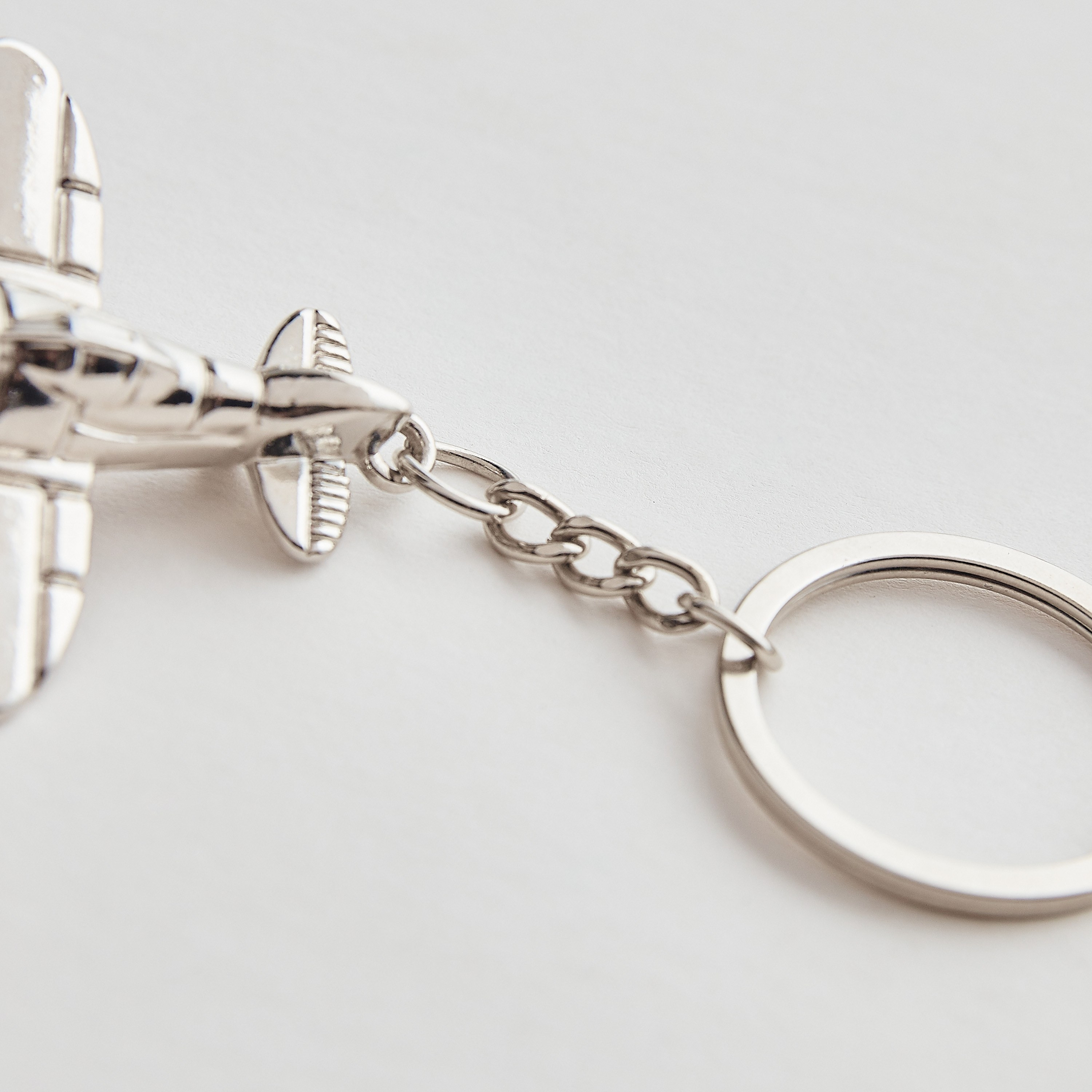 سلسلة مفاتيح بزينة طائرة كروم - روي-household-generalaccessories-stationery-image-2