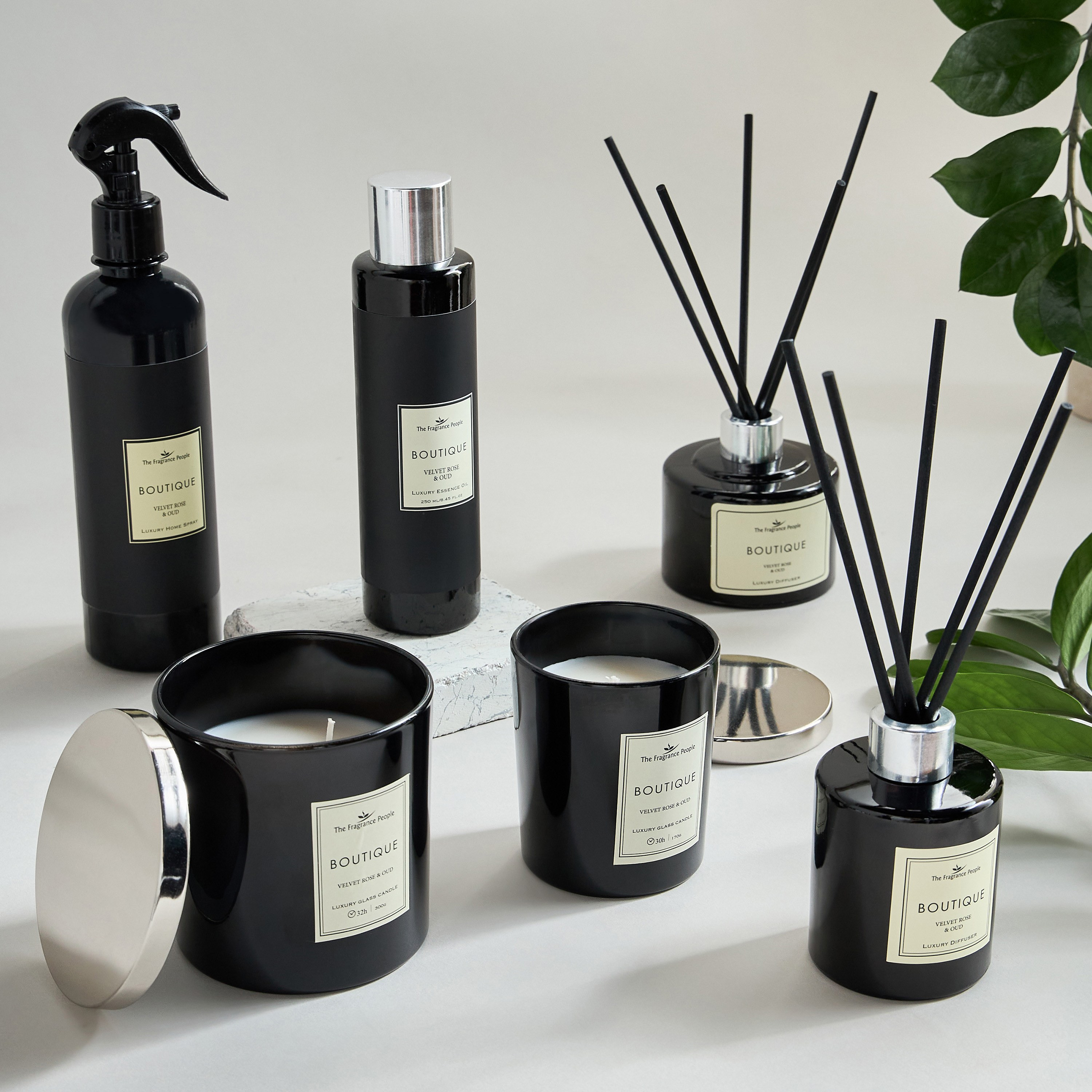 Boutique Black Velvet Rose and Oud Scented Jar Candle - 32 h-household-homefragrance-candles-image-3