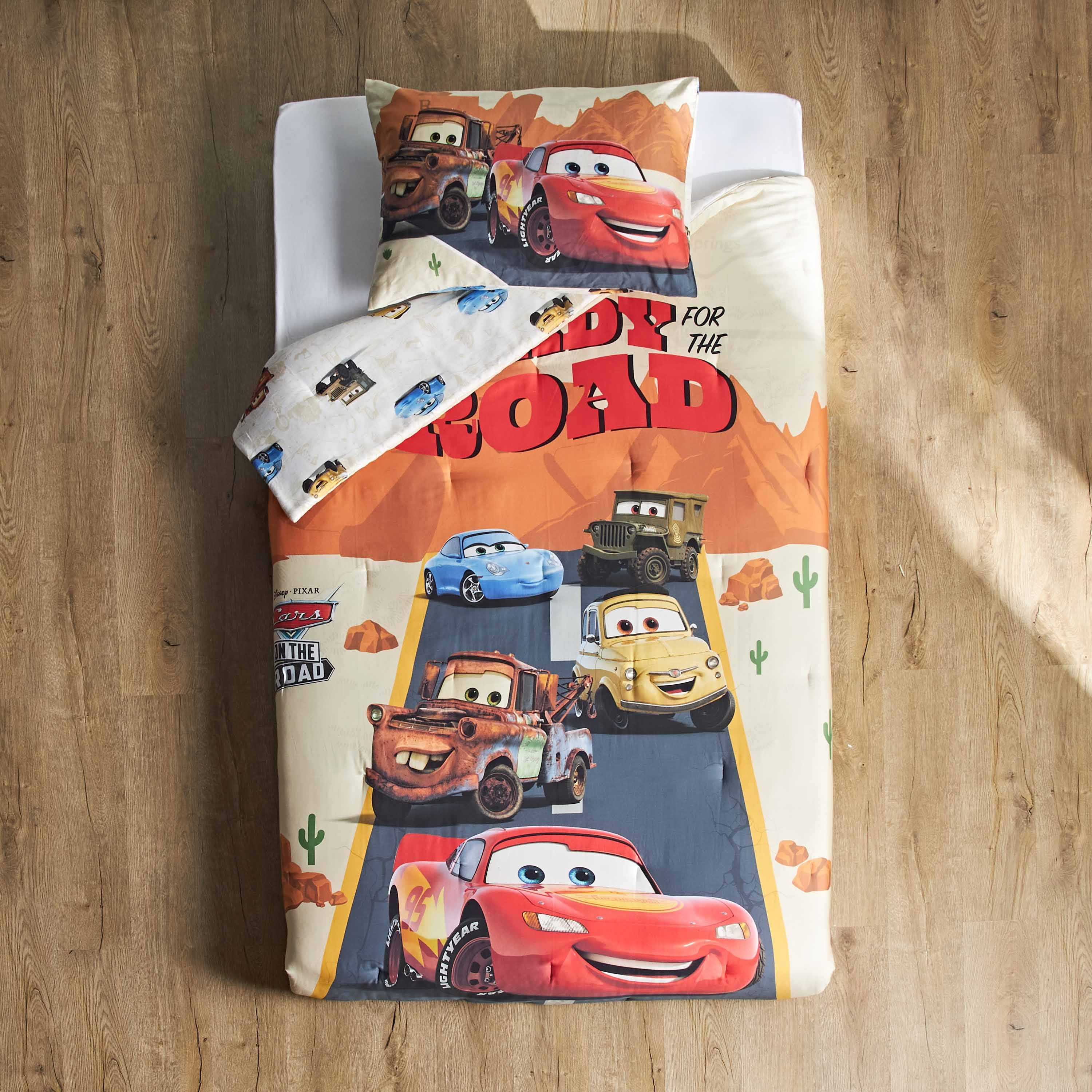طقم لحاف كامل قابل للعكس كارز أون ذا رود - ديزني - 160x220 سم-babyandkids-beddingandwindows-bedding-comforters-image-3