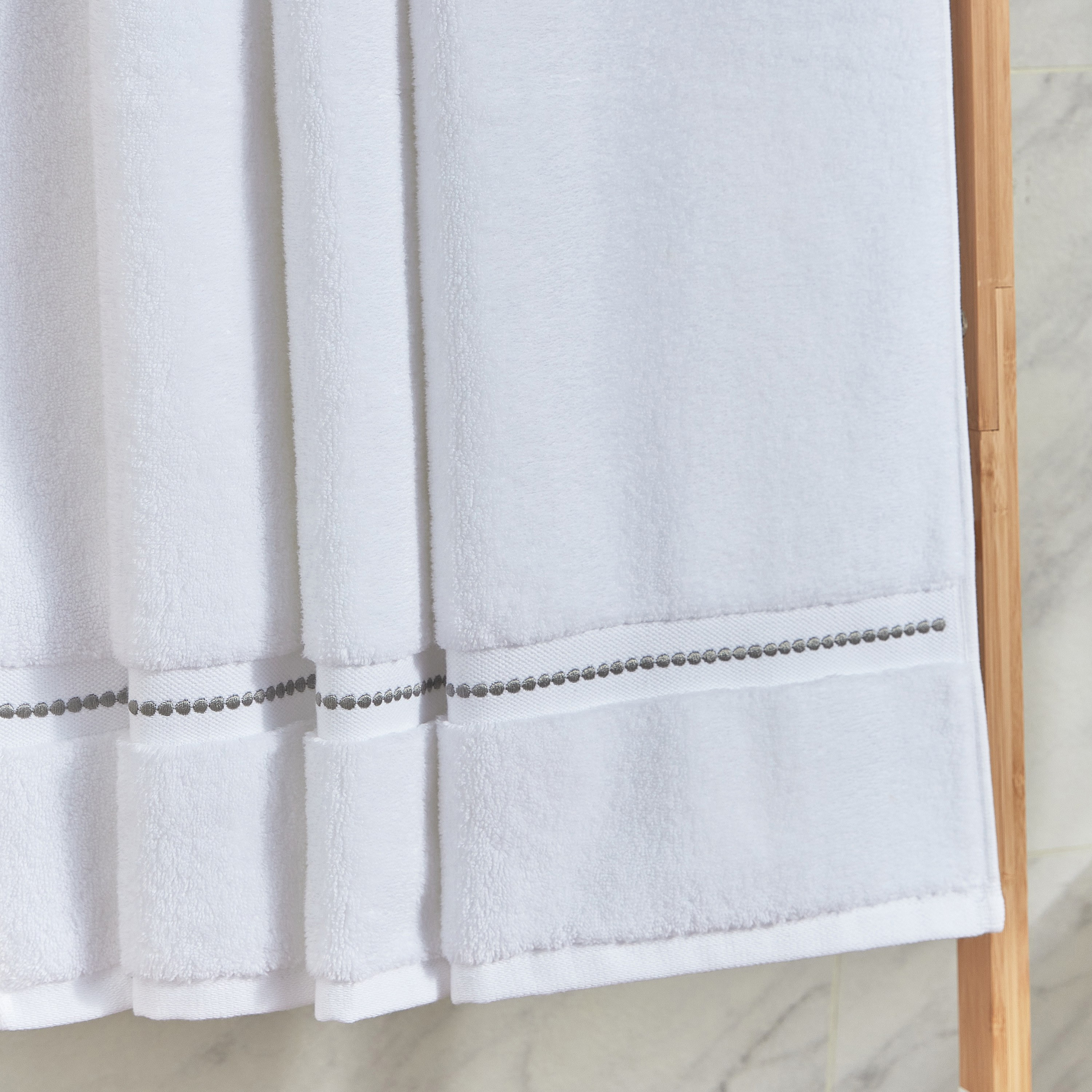 Varsailles Bath Towel - 84x150 cm-household-bathandlaundry-bathlinen-towels-image-2
