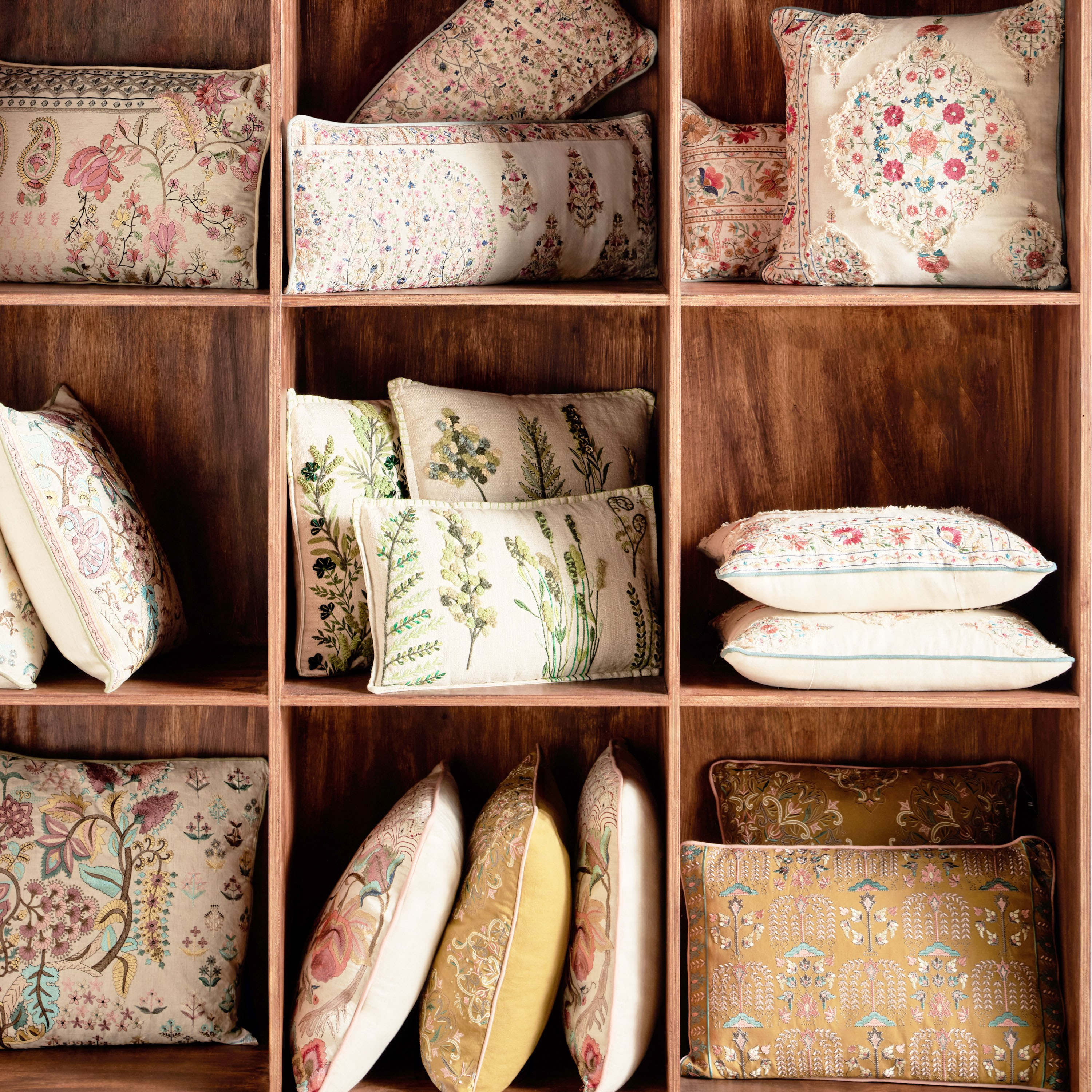 وسادة محشوة قطن مطرزة على شكل أوراق شجر - فلوريت - 50x50 سم-household-cushionsandthrows-filledcushions-decorativecushions-image-4