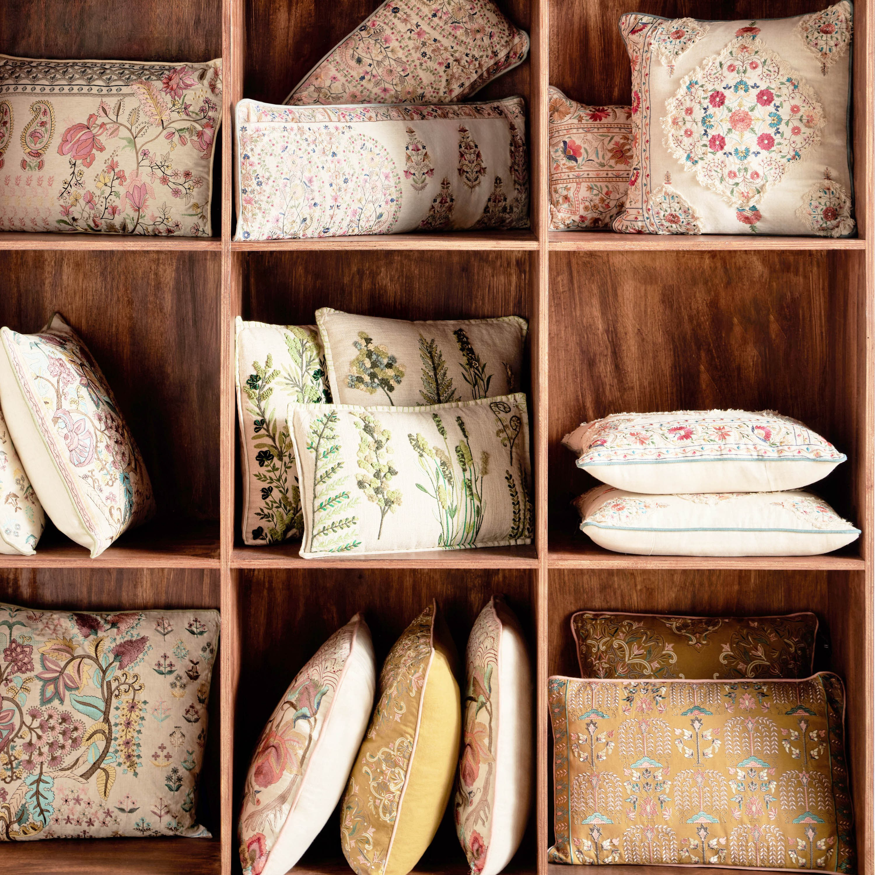 وسادة محشوة مطرزة بأوراق شجر - فلوريت - 33x53 سم-household-cushionsandthrows-filledcushions-decorativecushions-image-4