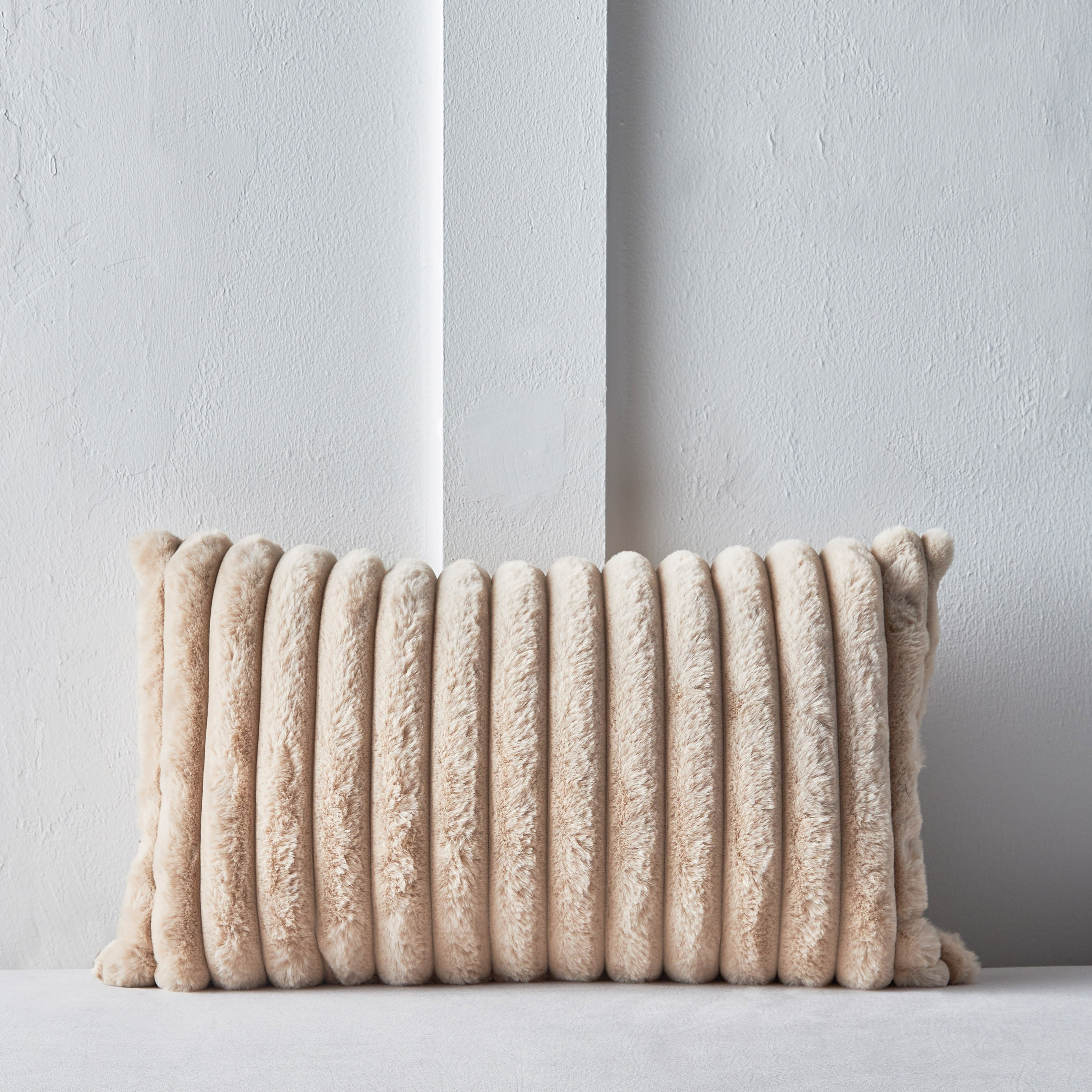 وسادة محشوة فرو صناعي بوليستر مخططة - كاريرا - 30x50 سم-household-cushionsandthrows-filledcushions-decorativecushions-image-1