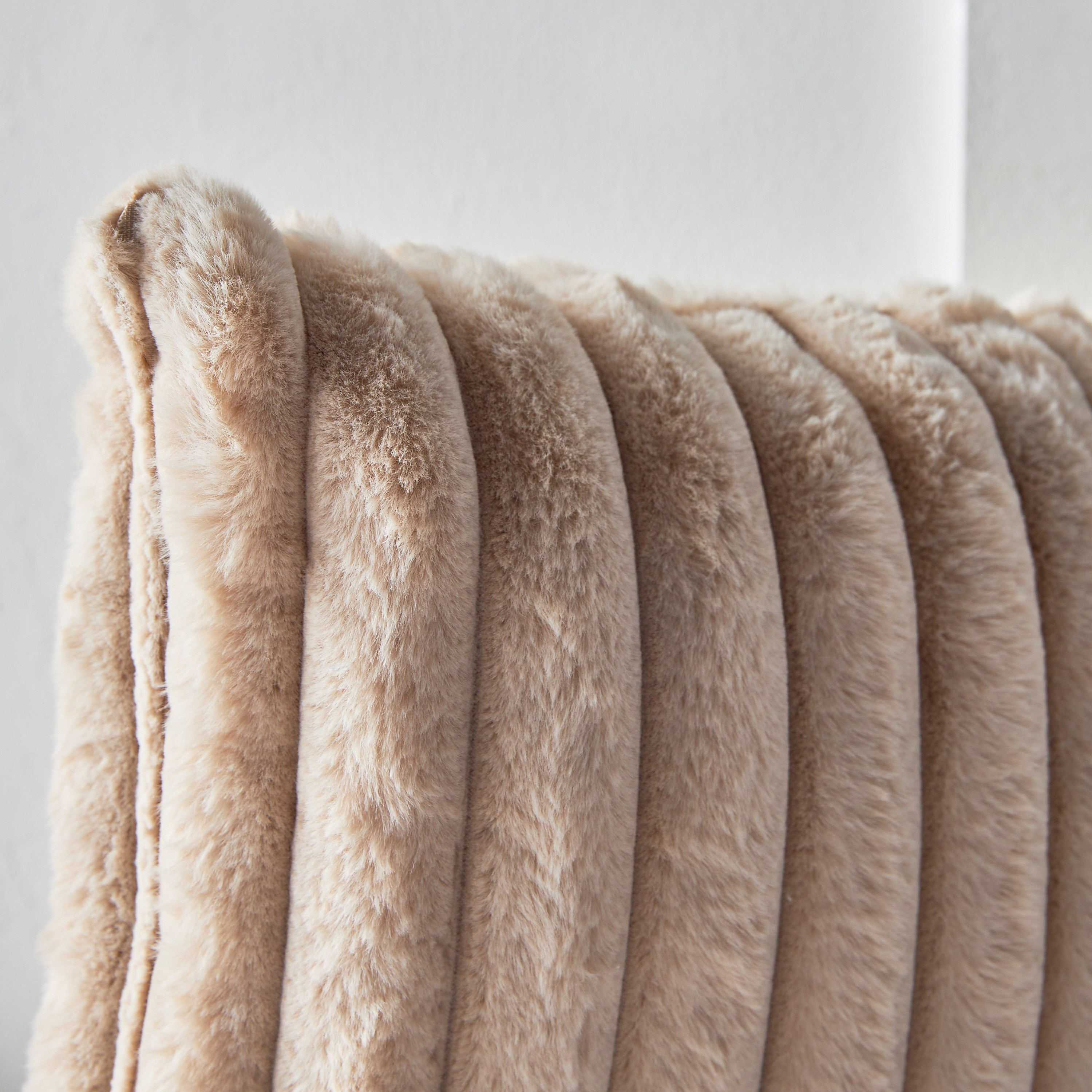 وسادة محشوة فرو صناعي بوليستر مخططة - كاريرا - 30x50 سم-household-cushionsandthrows-filledcushions-decorativecushions-image-2