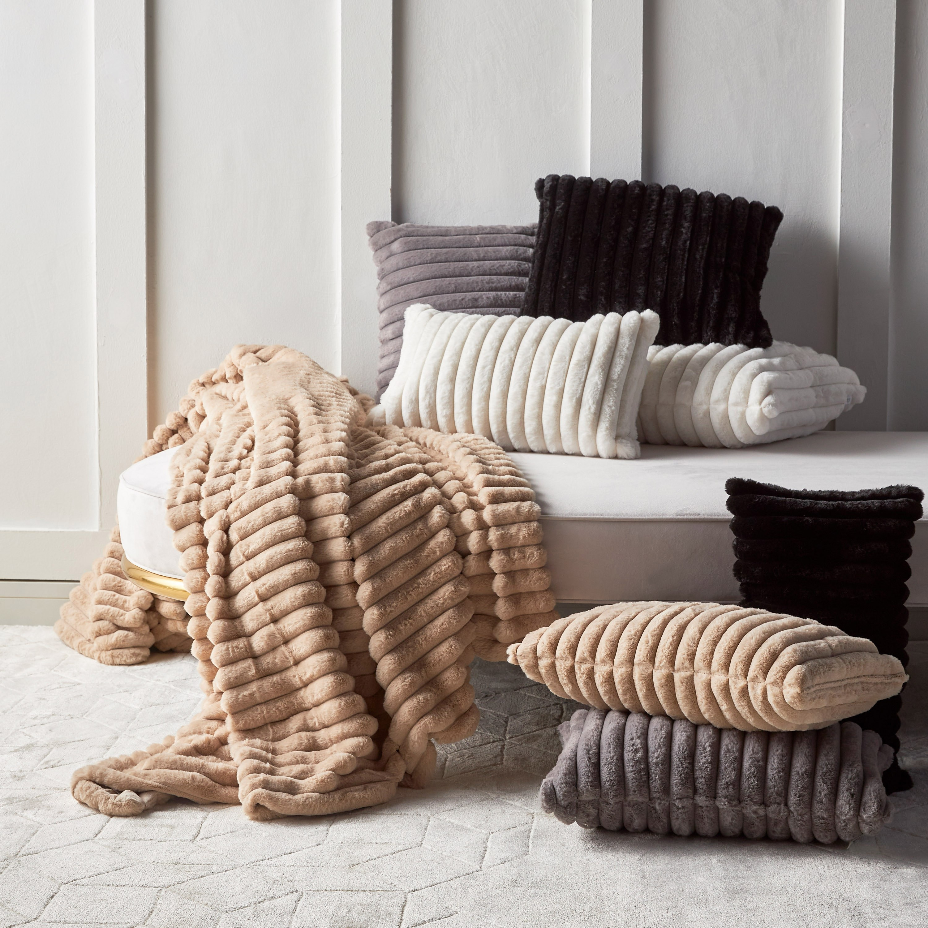 وسادة محشوة فرو صناعي بوليستر مخططة - كاريرا - 30x50 سم-household-cushionsandthrows-filledcushions-decorativecushions-image-4