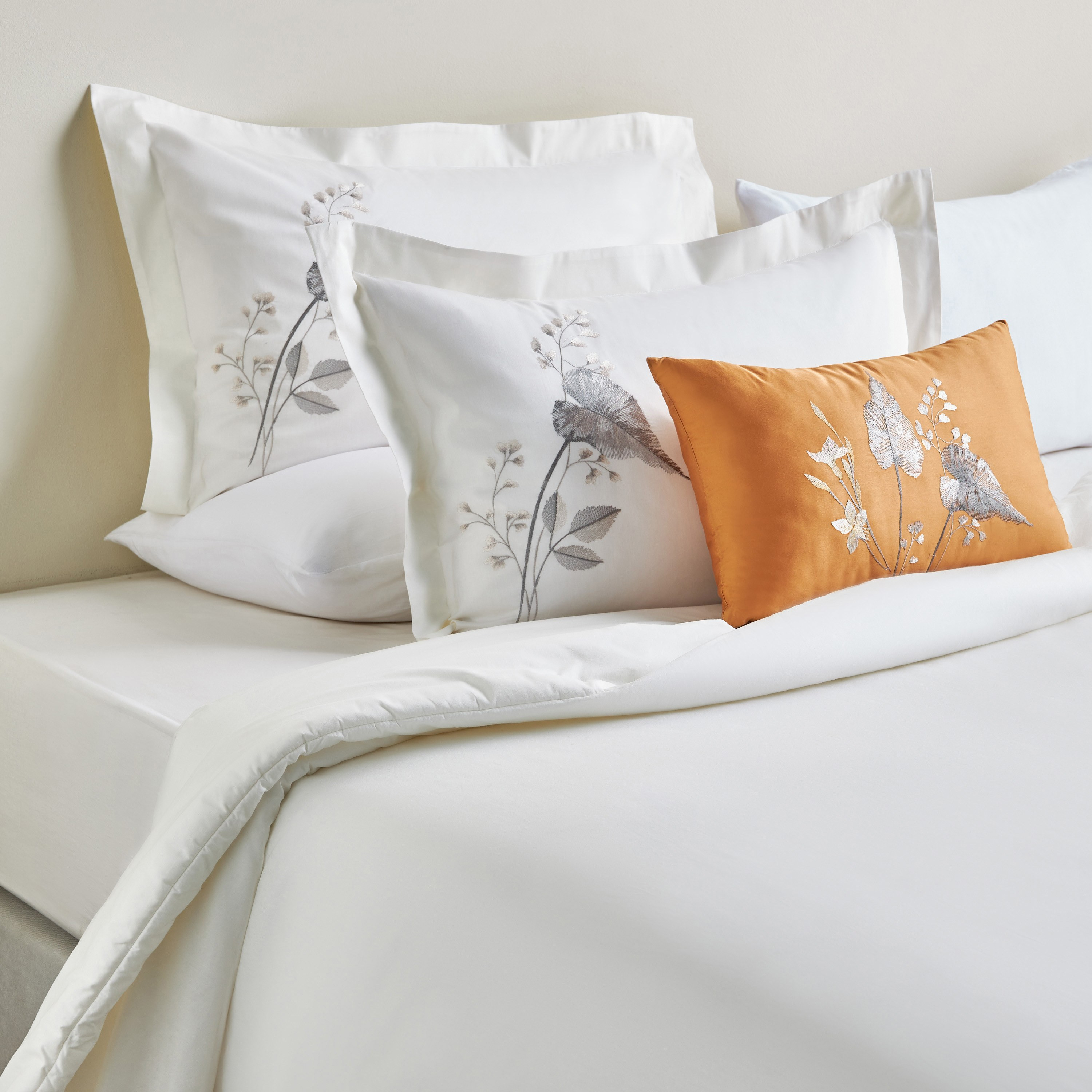 Paella 4-Piece Floral Embroidered King Comforter Set - 240x260 cm