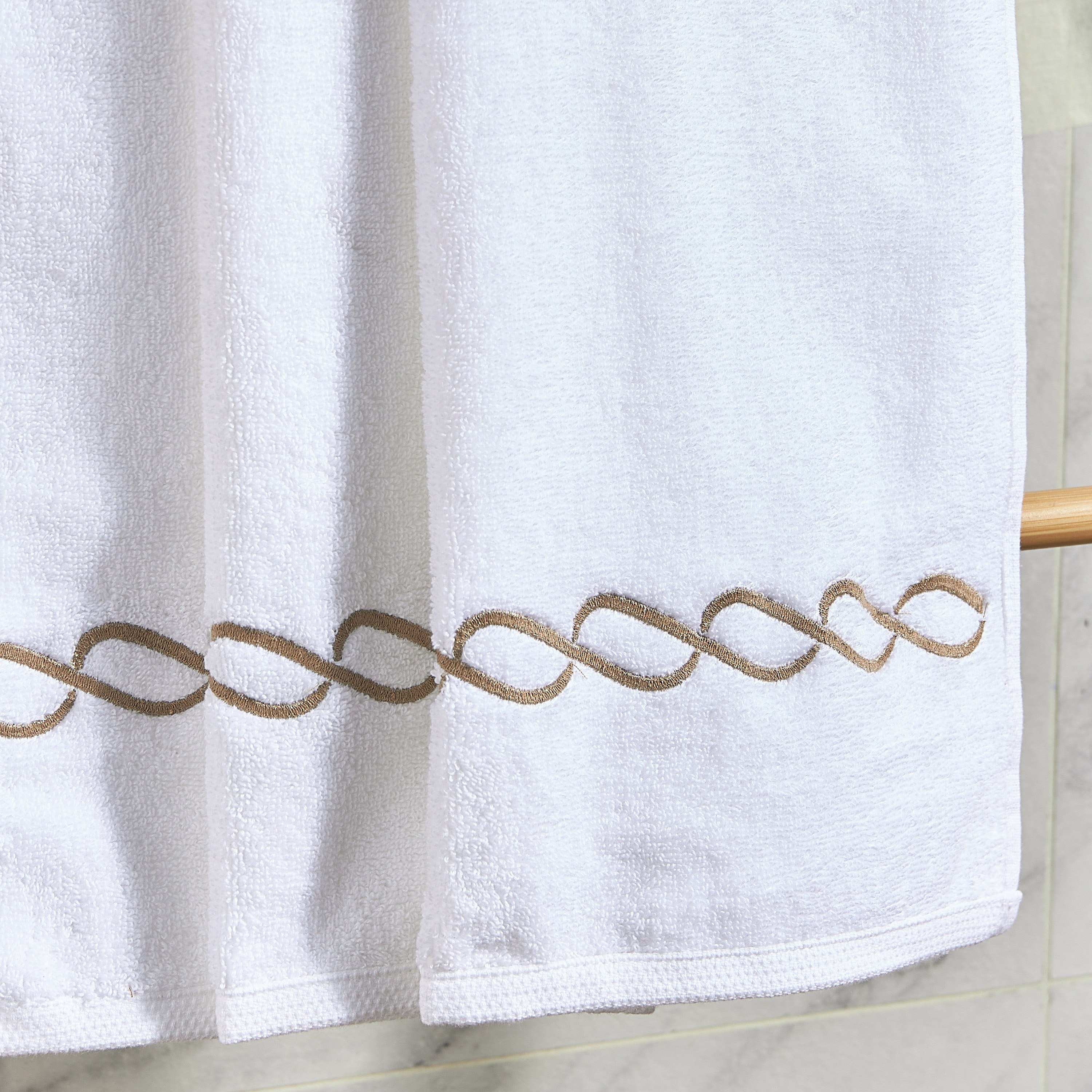 Waves Bath Towel - 70x140 cm-household-bathandlaundry-bathlinen-towels-image-2