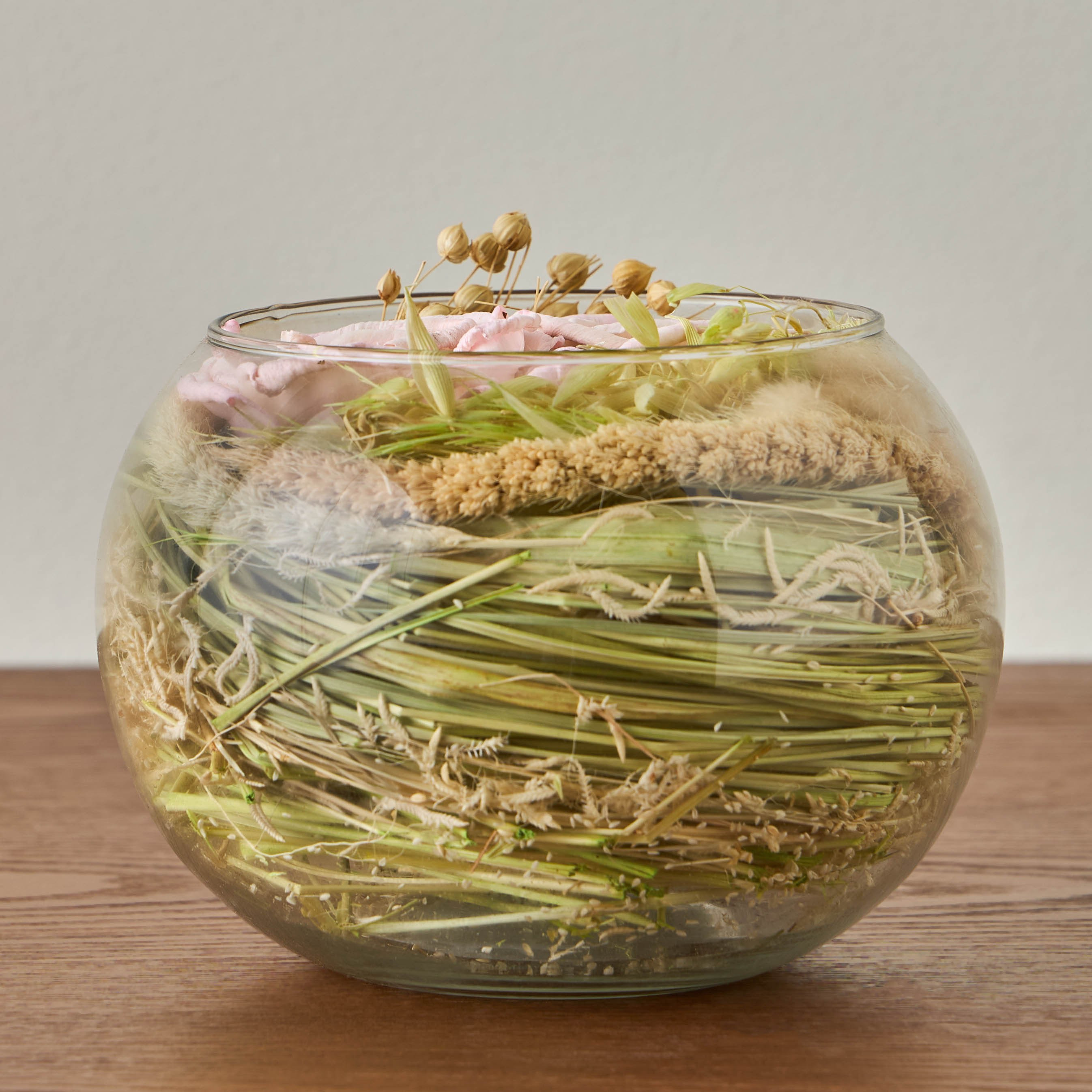 ورد ودخن سولا التايلاندية في وعاء زجاج - 15 سم-household-gardenandoutdoor-artificialflowersandplants-flowers-image-1