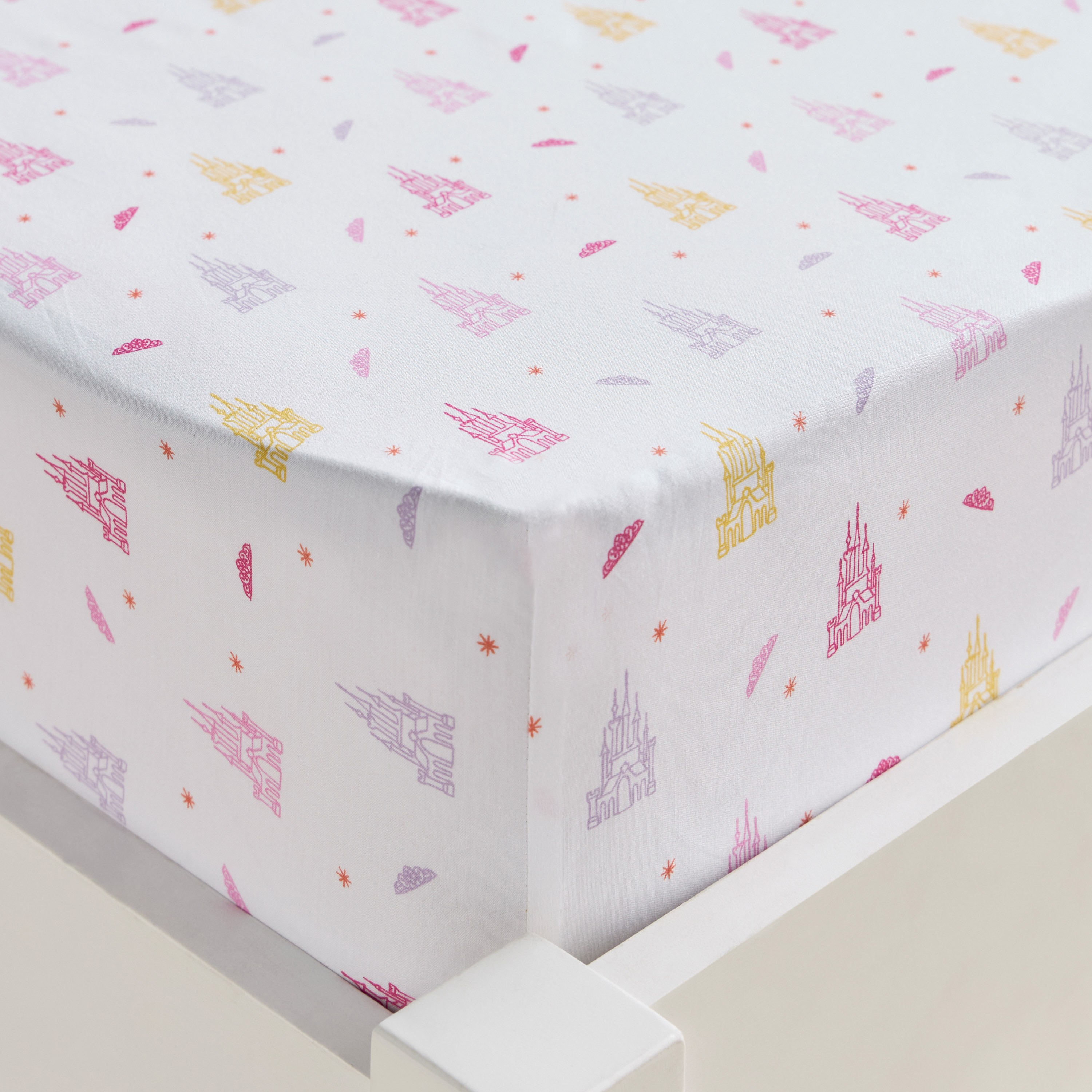 شرشف مطاطي فردي من القطن العضوي بعدد خيوط 200 وطبعات قلعة - دريمز - 90x200 سم-babyandkids-beddingandwindows-bedding-fittedandflatsheets-image-1
