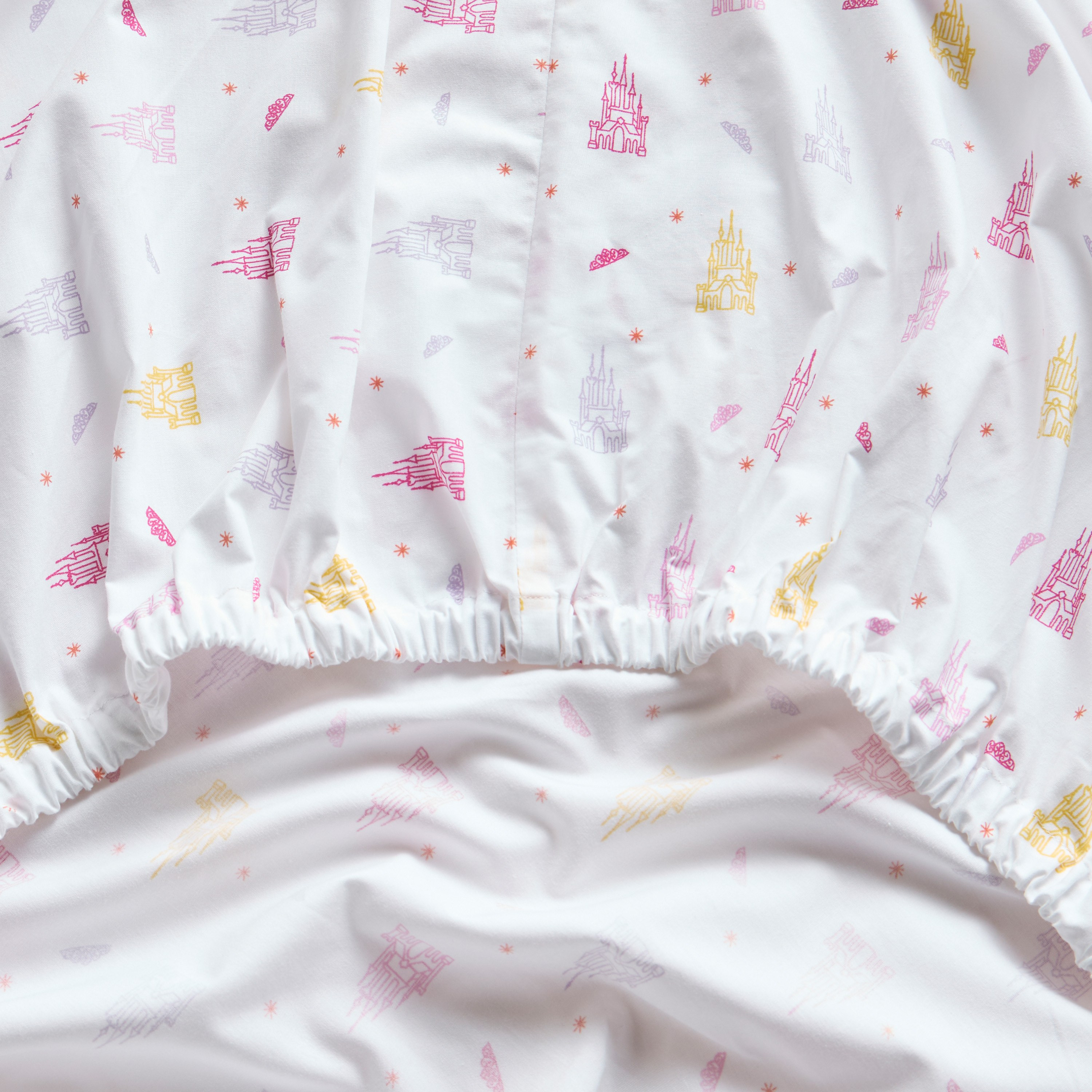 شرشف مطاطي فردي من القطن العضوي بعدد خيوط 200 وطبعات قلعة - دريمز - 90x200 سم-babyandkids-beddingandwindows-bedding-fittedandflatsheets-image-3