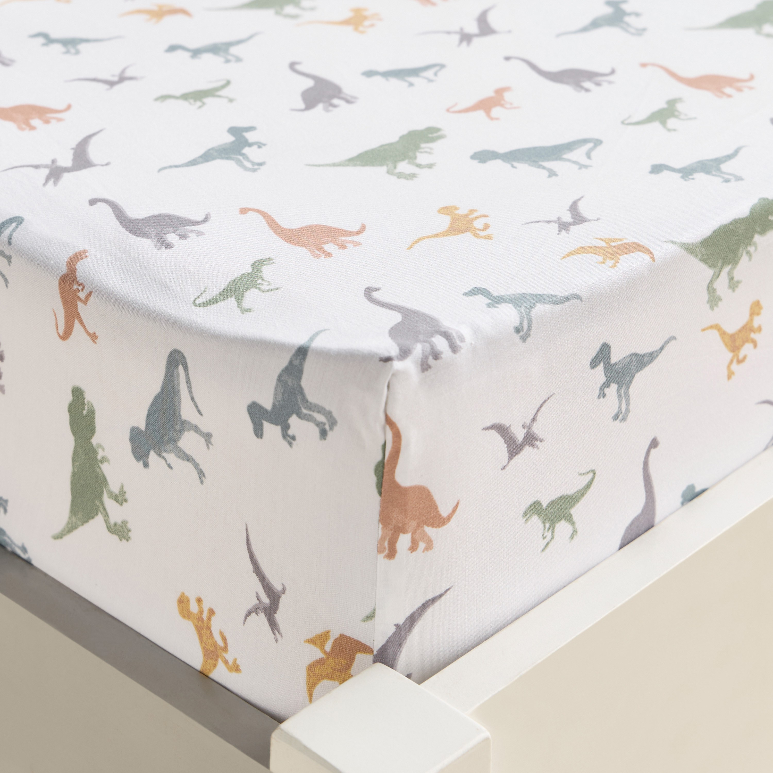 شرشف مطاطي كامل قطن بعدد خيوط 200 وطبعات ديناصورات - دريمز - 120x200 سم-babyandkids-beddingandwindows-bedding-fittedandflatsheets-image-1