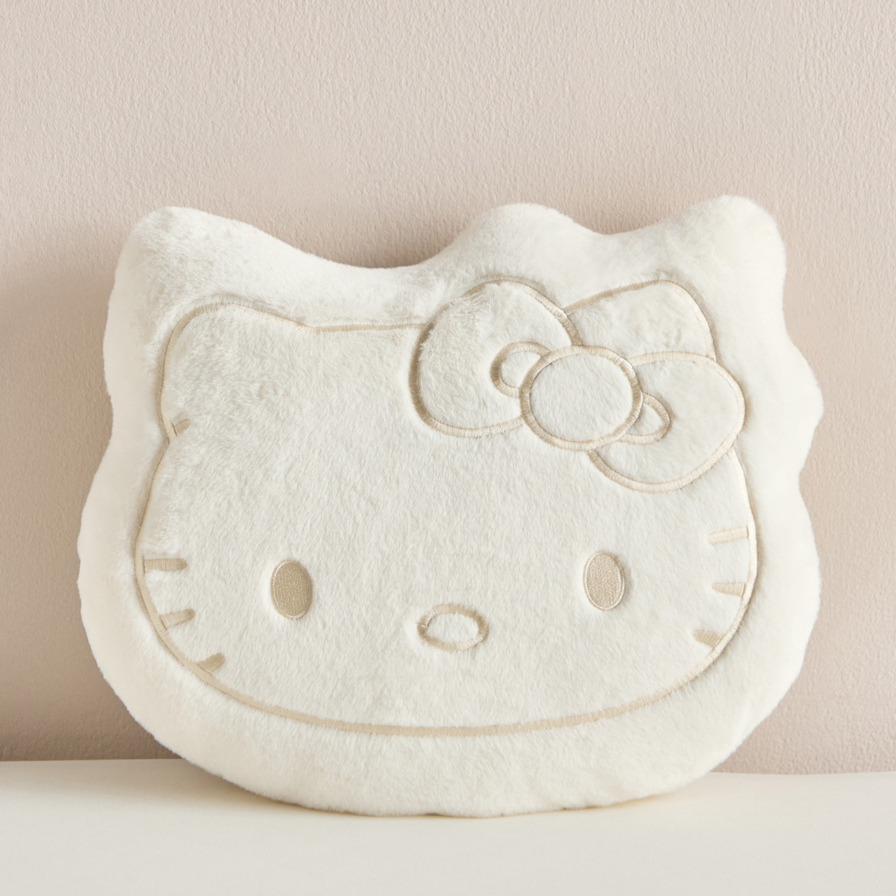 وسادة محشوة بتطريزات هالو كيتي - 40x48 سم-babyandkids-beddingandwindows-bedding-filledcushionsandcovers-image-1