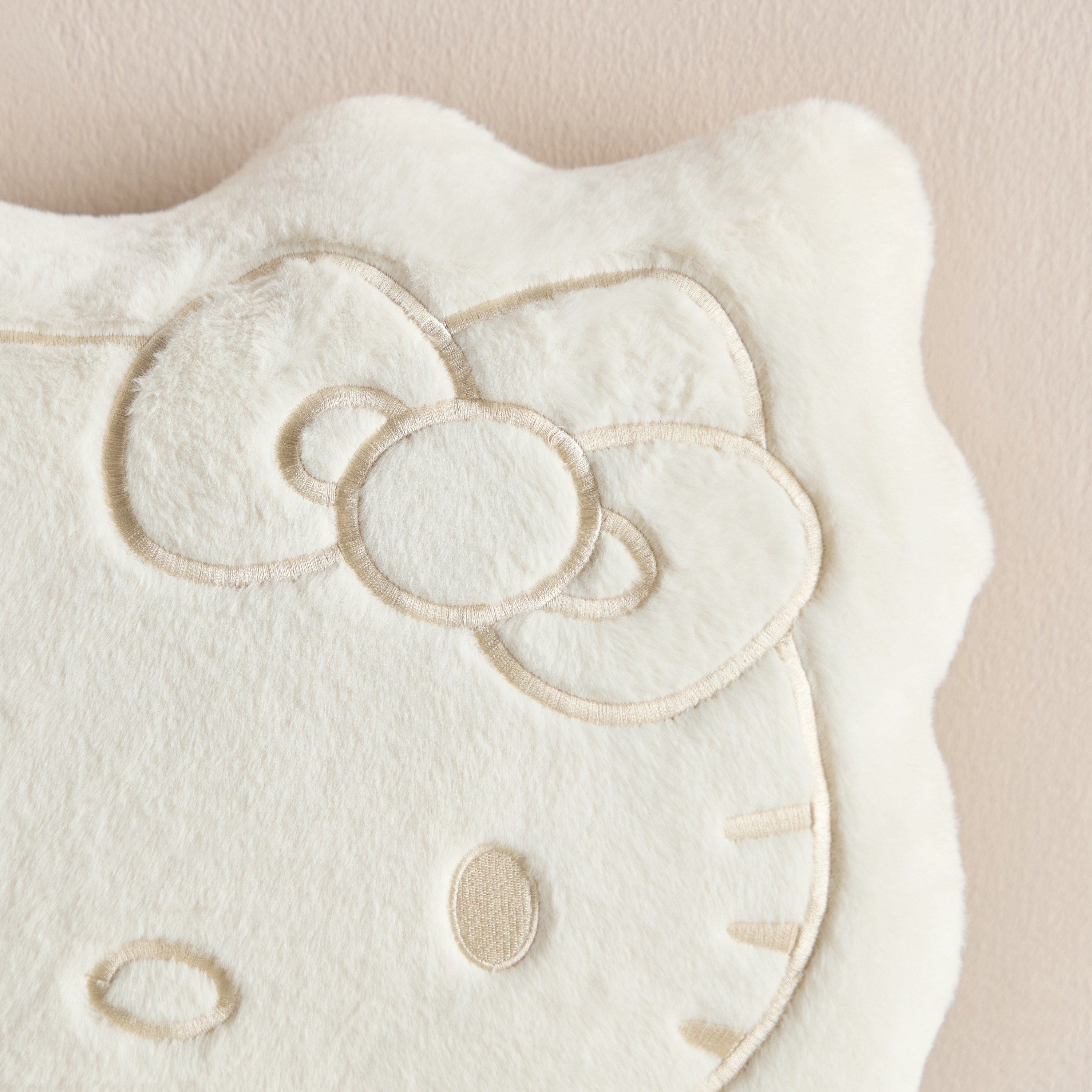 وسادة محشوة بتطريزات هالو كيتي - 40x48 سم-babyandkids-beddingandwindows-bedding-filledcushionsandcovers-image-2