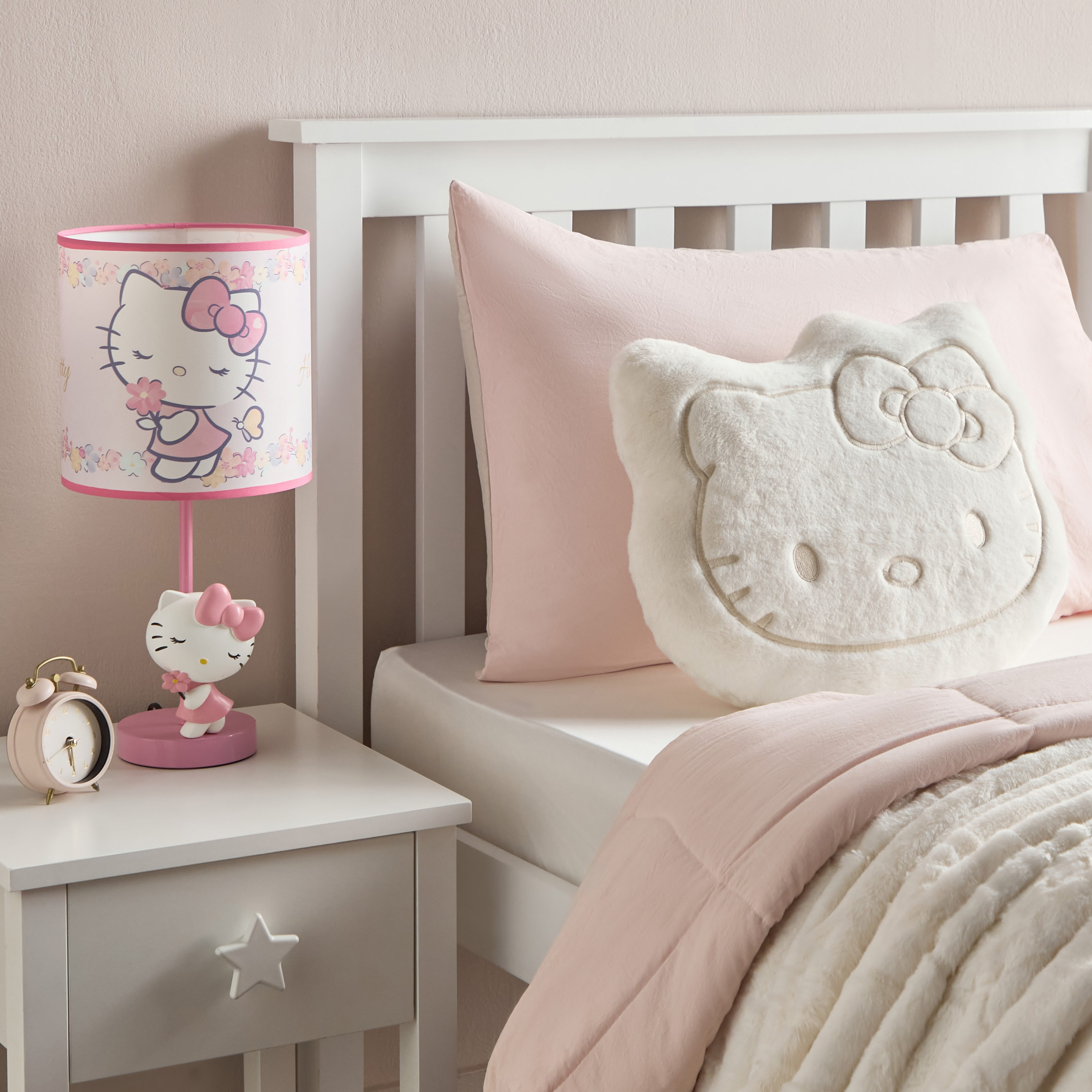 وسادة محشوة بتطريزات هالو كيتي - 40x48 سم-babyandkids-beddingandwindows-bedding-filledcushionsandcovers-image-4
