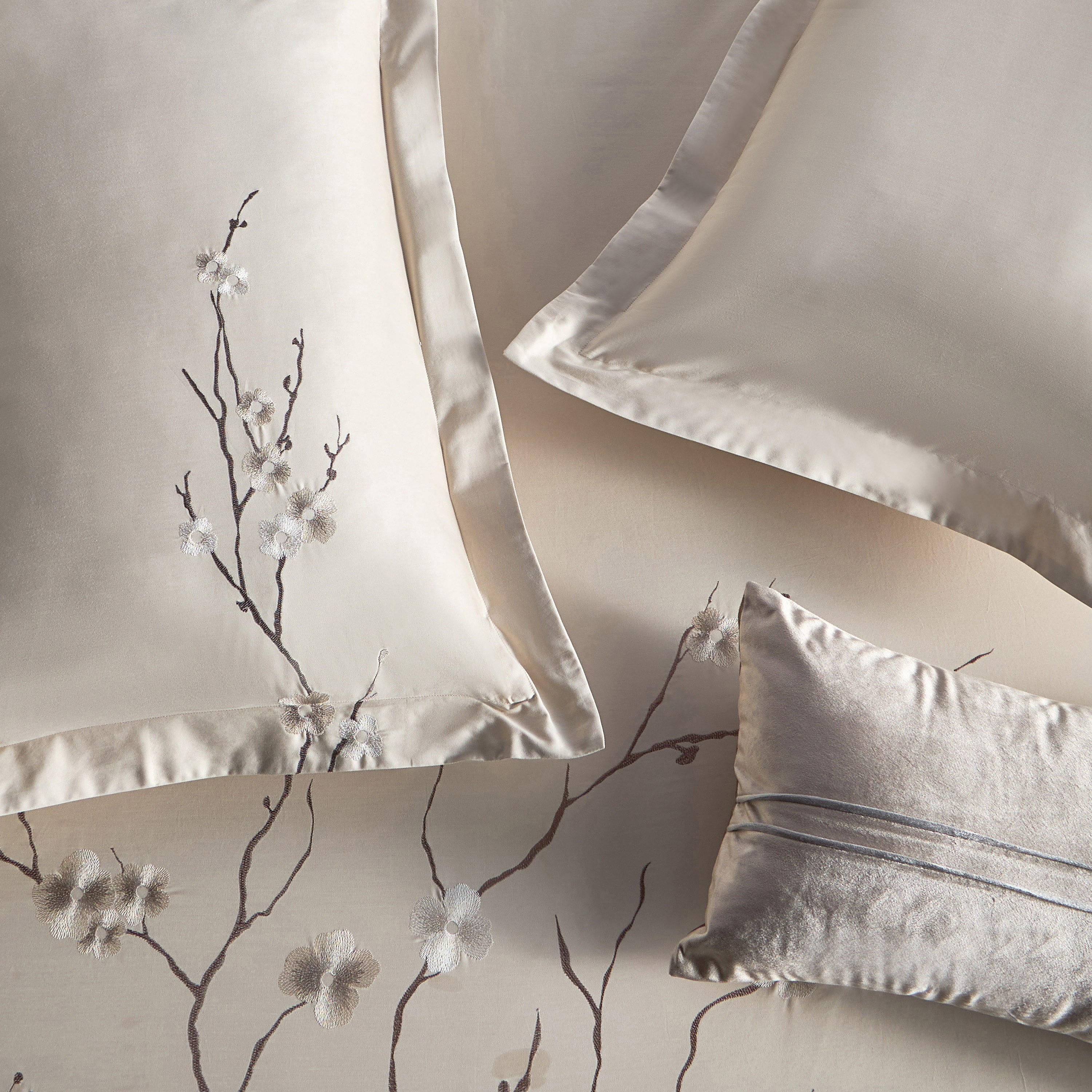 طقم لحاف سوبر كينج قطن بعدد خيوط 300 خيط مطرّز 4 قطع - تويج- 240x260 سم-household-bedding-comfortersandbedspreads-comforters-image-4