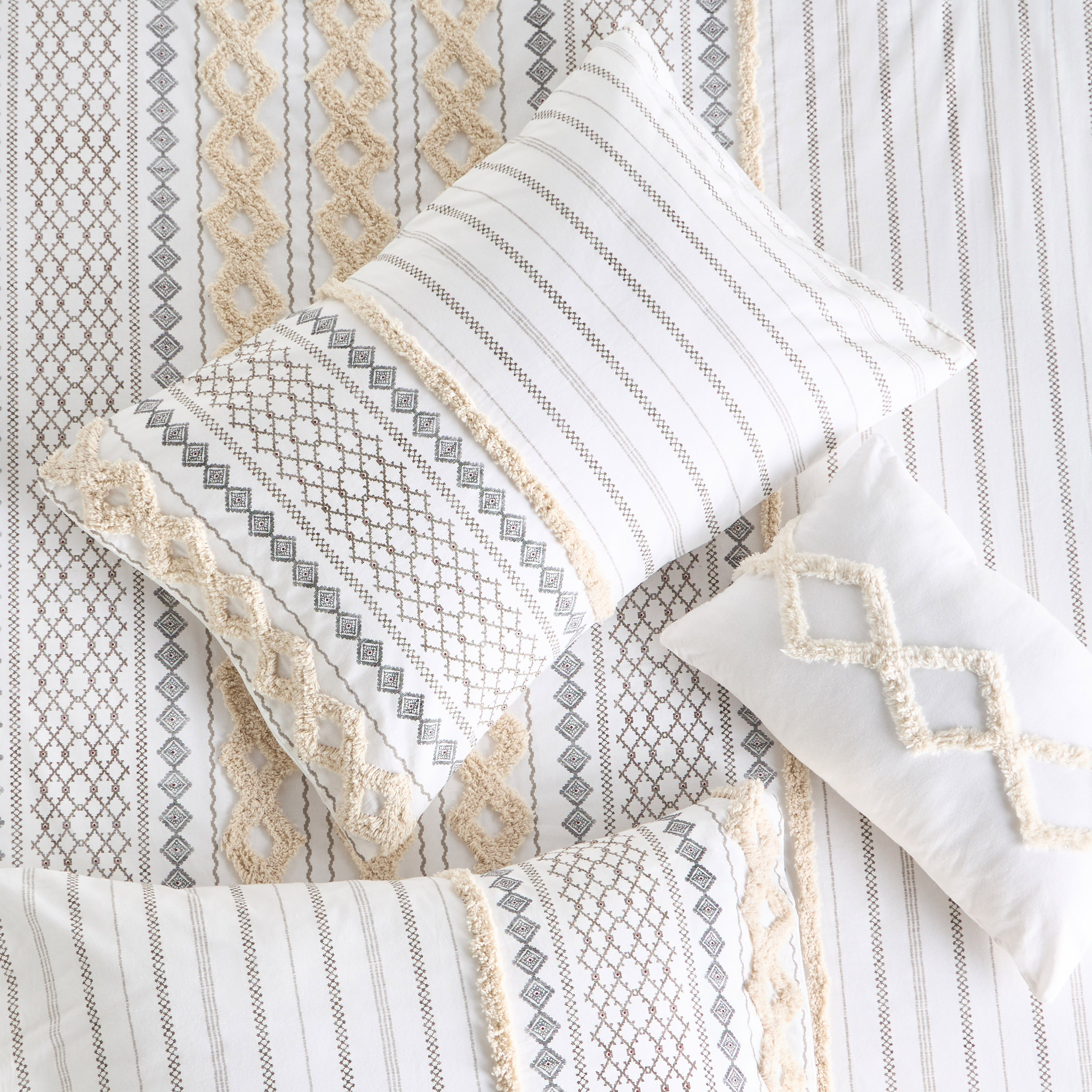 طقم لحاف سوبر كينج قطن 4 قطع بعدد خيوط 144 خيط بطبعات - أميجو- 240x260 سم-household-bedding-comfortersandbedspreads-comforters-image-3