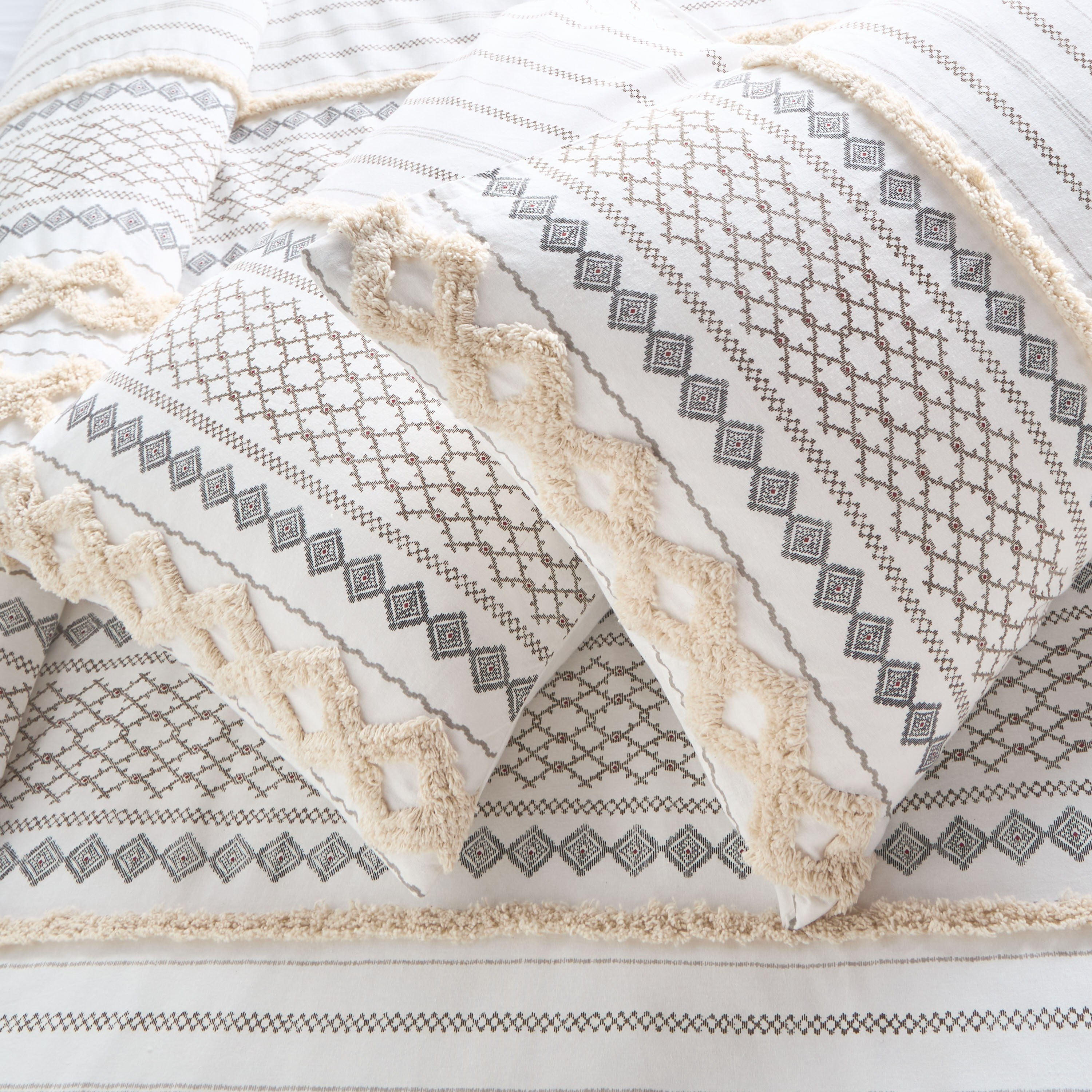 طقم لحاف سوبر كينج قطن 4 قطع بعدد خيوط 144 خيط بطبعات - أميجو- 240x260 سم-household-bedding-comfortersandbedspreads-comforters-image-5
