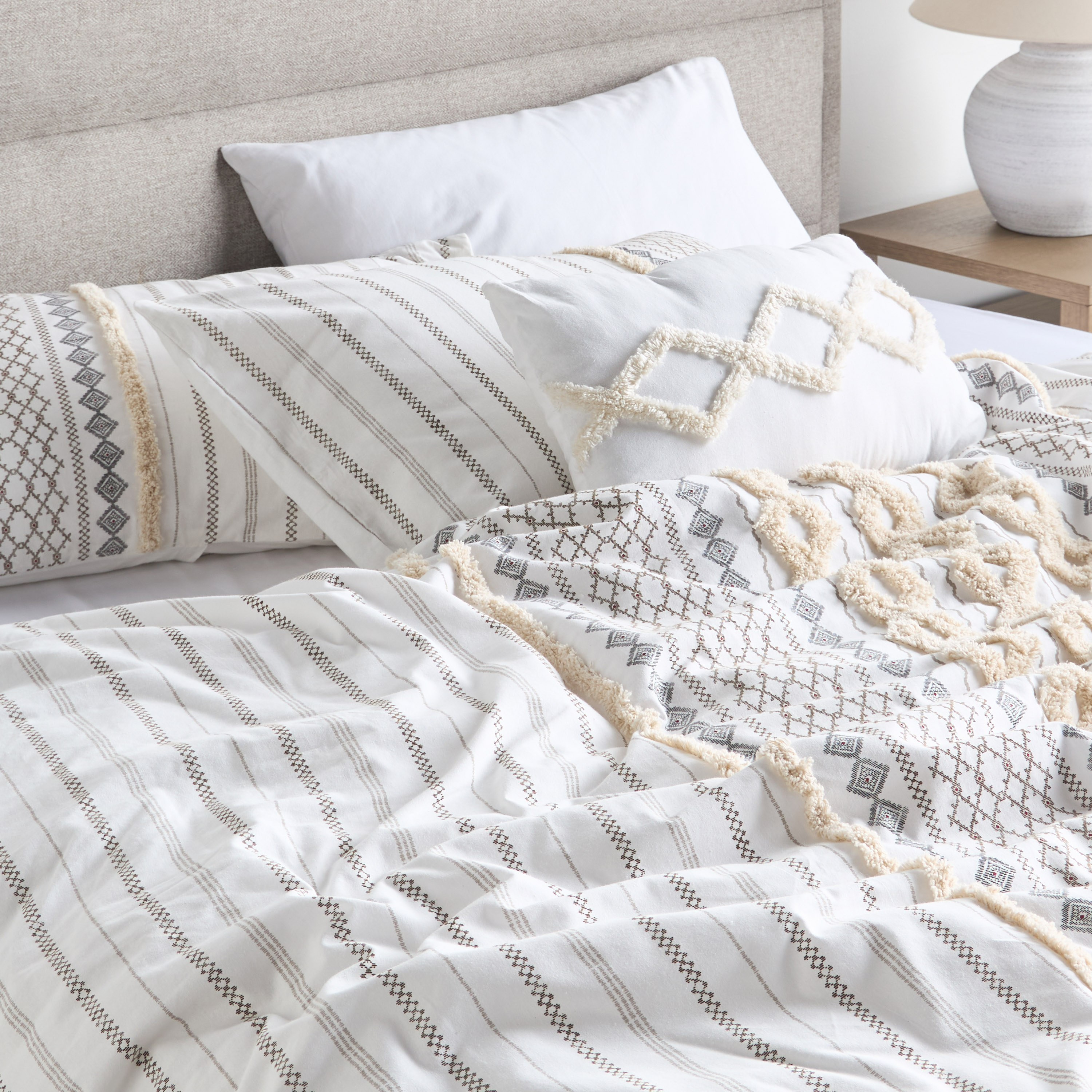 طقم لحاف سوبر كينج قطن 4 قطع بعدد خيوط 144 خيط بطبعات - أميجو- 240x260 سم-household-bedding-comfortersandbedspreads-comforters-image-6