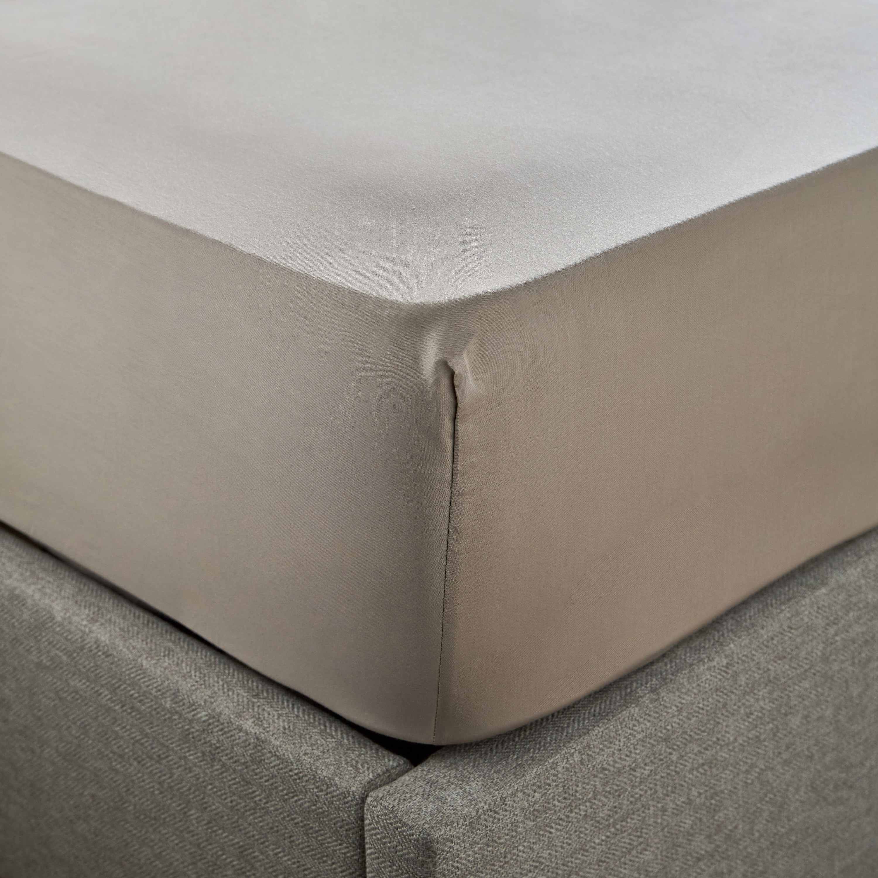 Oasis Cotton Sateen 200 Thread Count Super King Fitted Sheet - 200x205 cm-household-bedding-sheetsandpillowcases-fittedsheets-image-1