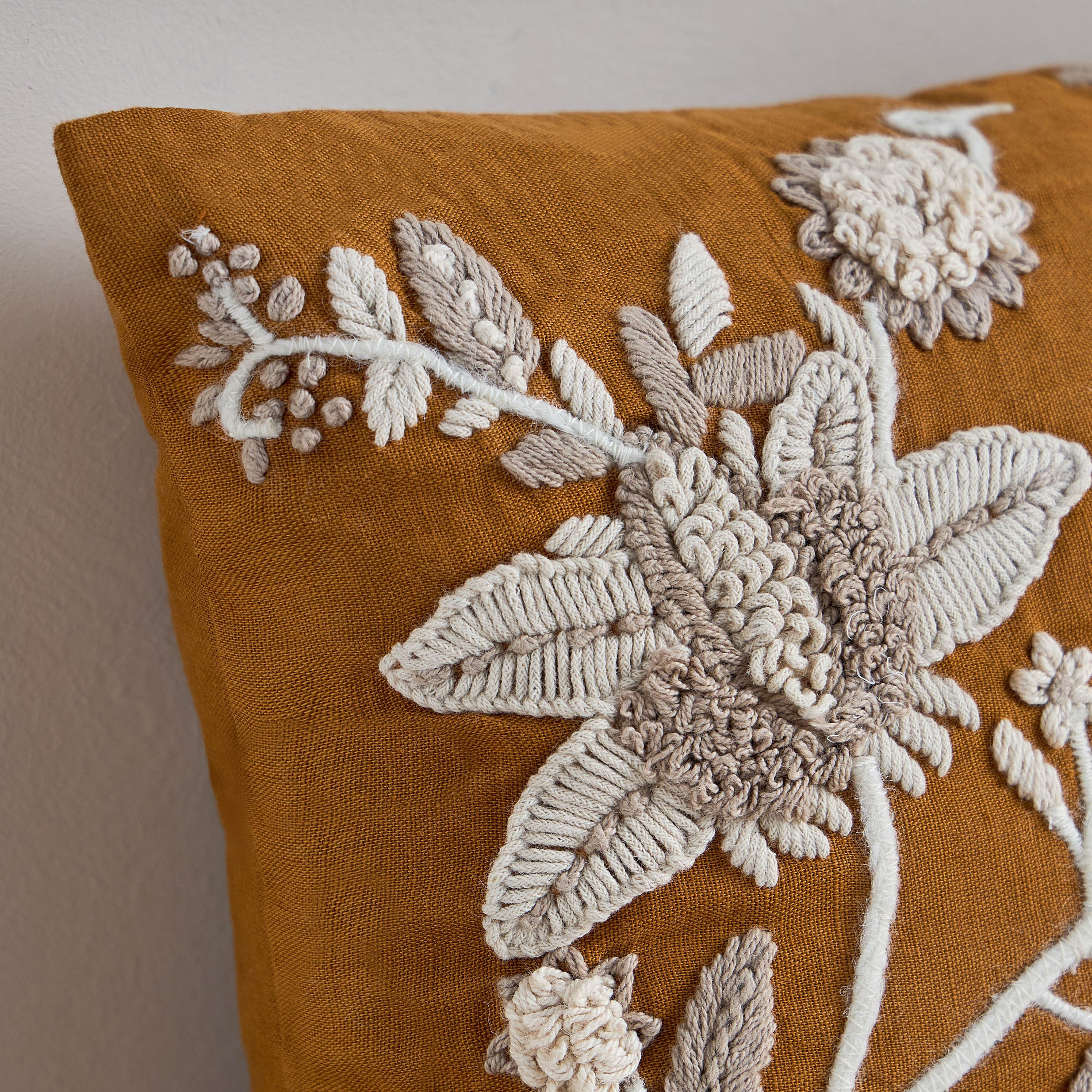 وسادة محشوة بتطريز زهور - نارا - 30x50 سم-household-cushionsandthrows-filledcushions-decorativecushions-image-2