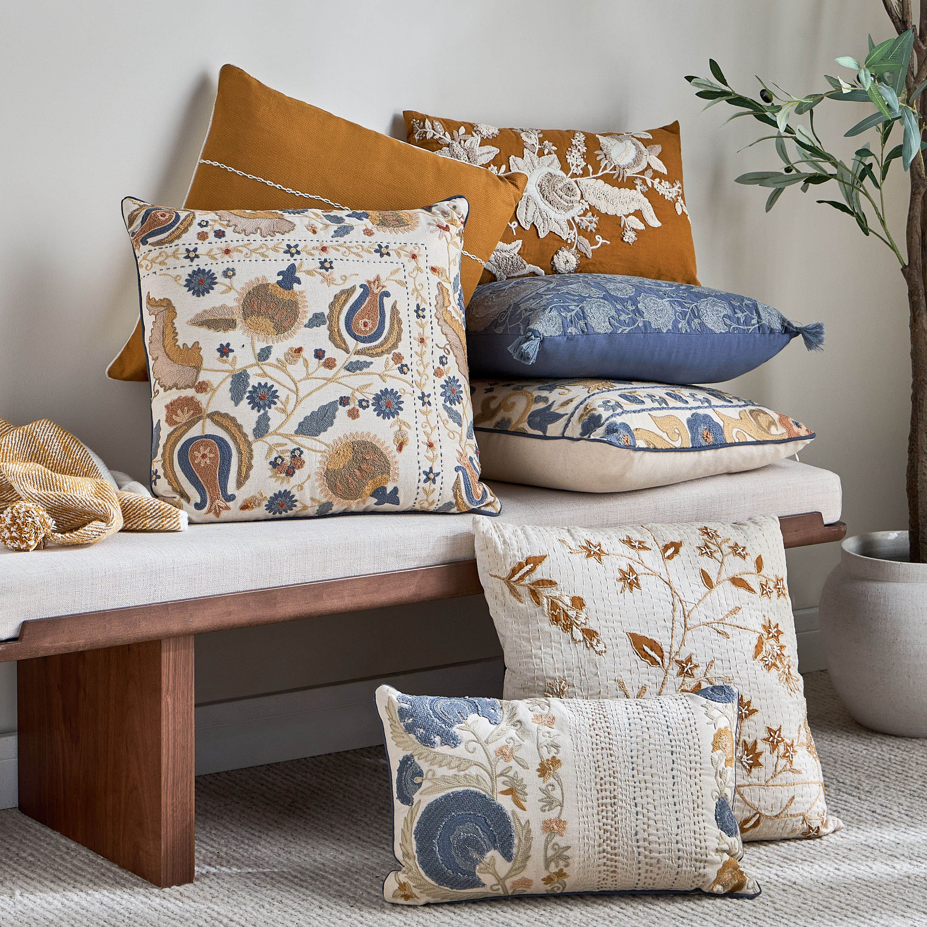 وسادة محشوة بتطريز زهور - نارا - 30x50 سم-household-cushionsandthrows-filledcushions-decorativecushions-image-4