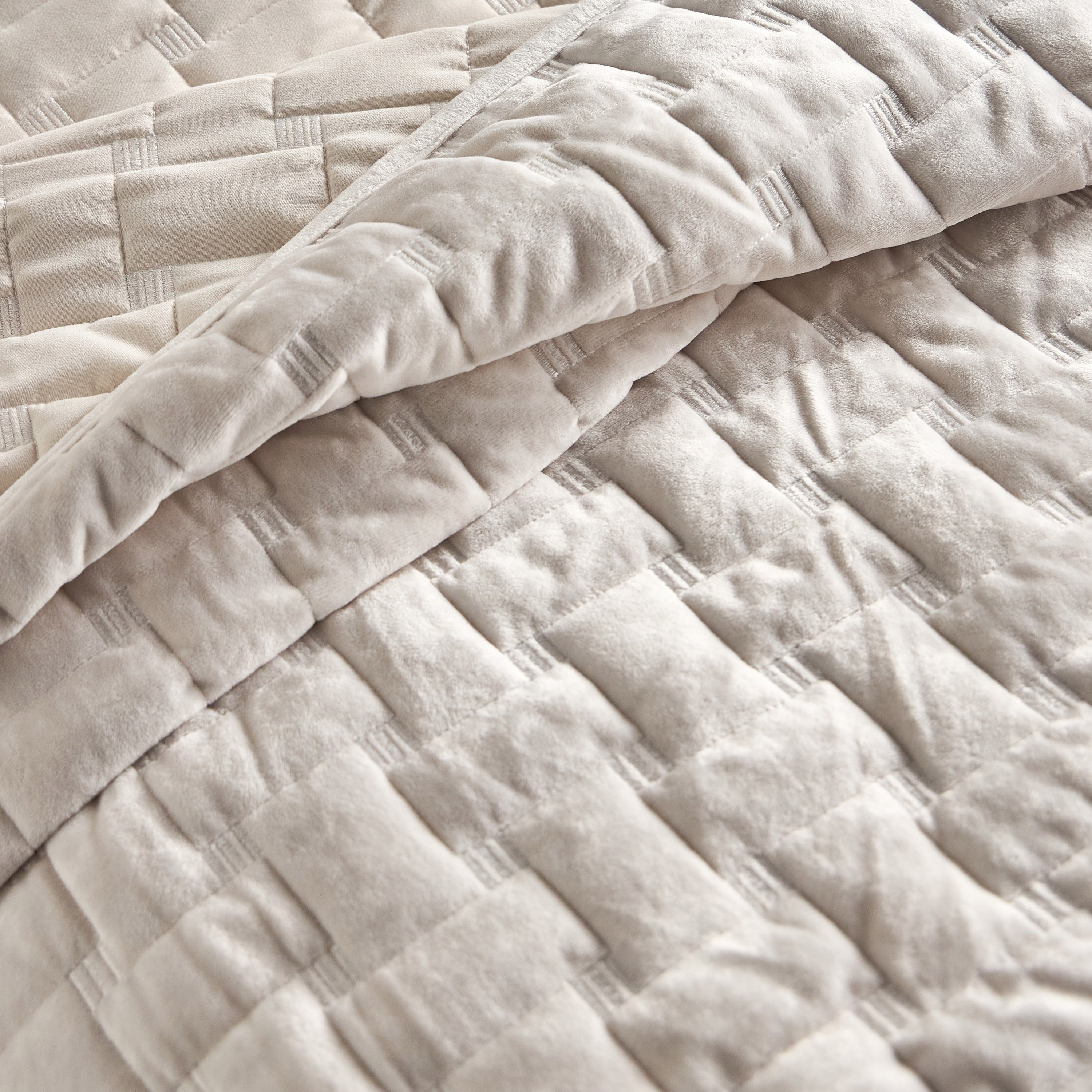 طقم مفرش سرير كينج مخملي 3 قطع - ماركو - 240x260 سم-household-bedding-comfortersandbedspreads-bedspreads-image-2