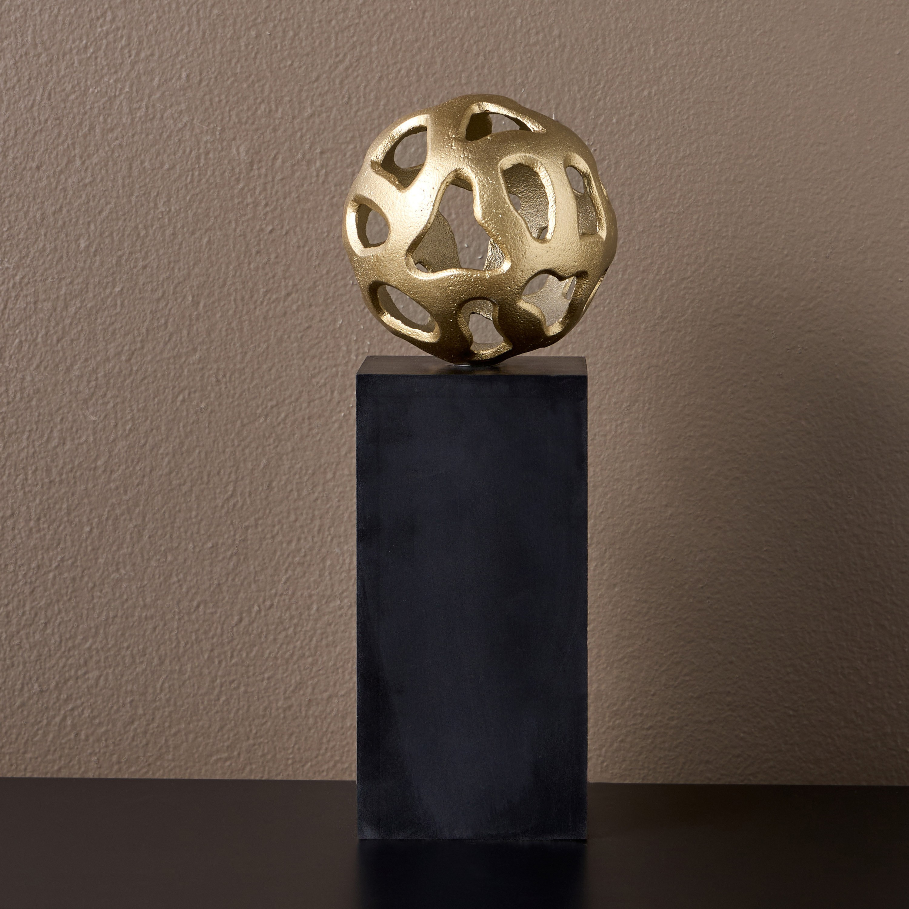 قطعة ديكور بتصميم كرة بقاعدة - أريكا-household-decor-decorativeobjectsandsculptures-image-1